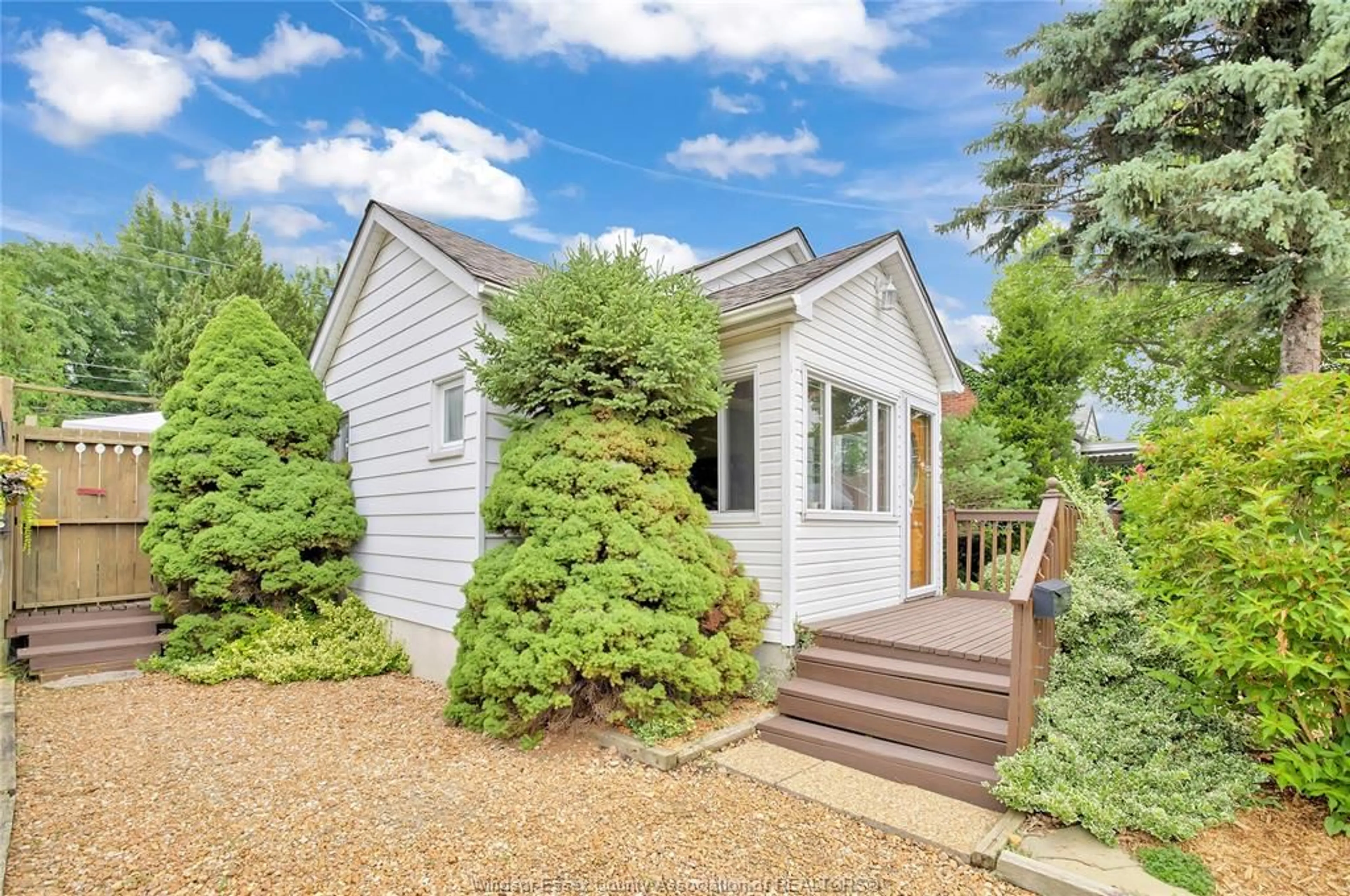 Home with vinyl exterior material, unknown for 1039 PRADO Pl, Windsor Ontario N8S 2H6