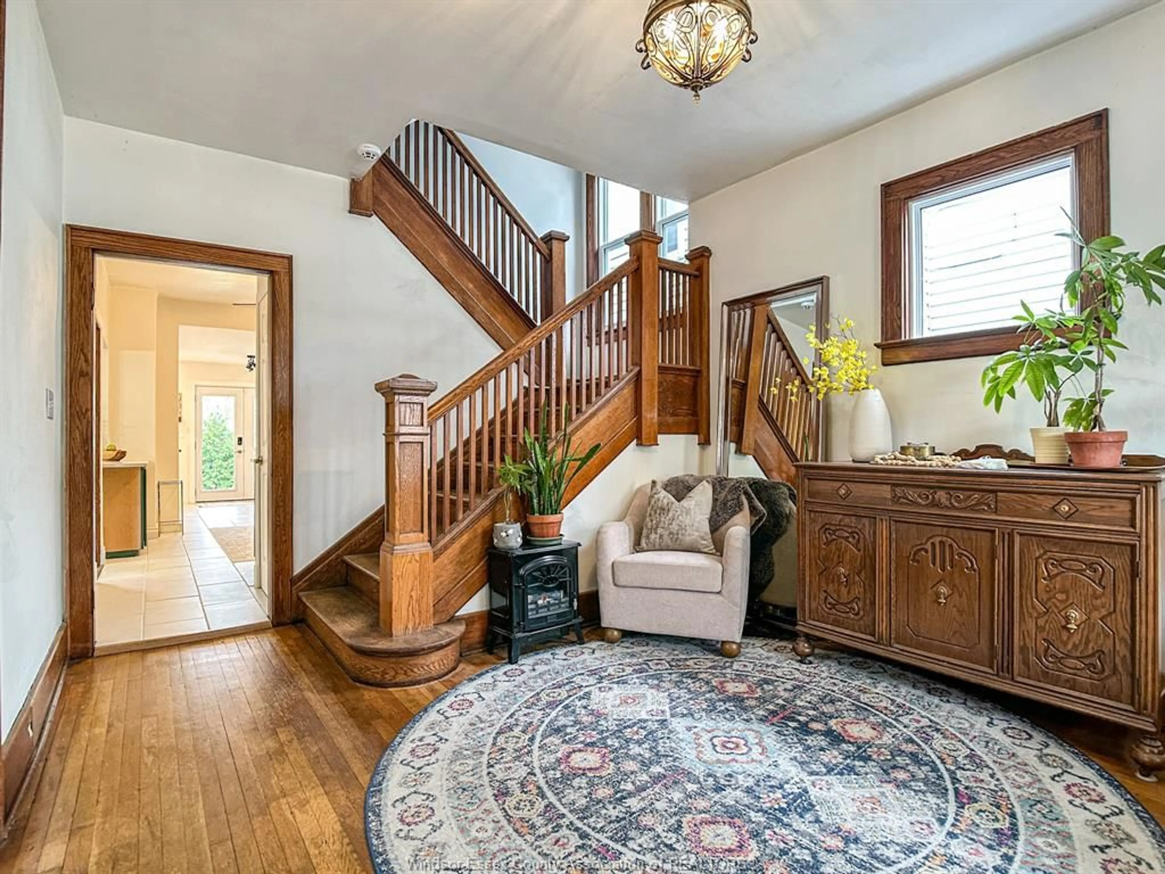 Indoor entryway for 131 ELM, Windsor Ontario N9A 5G9