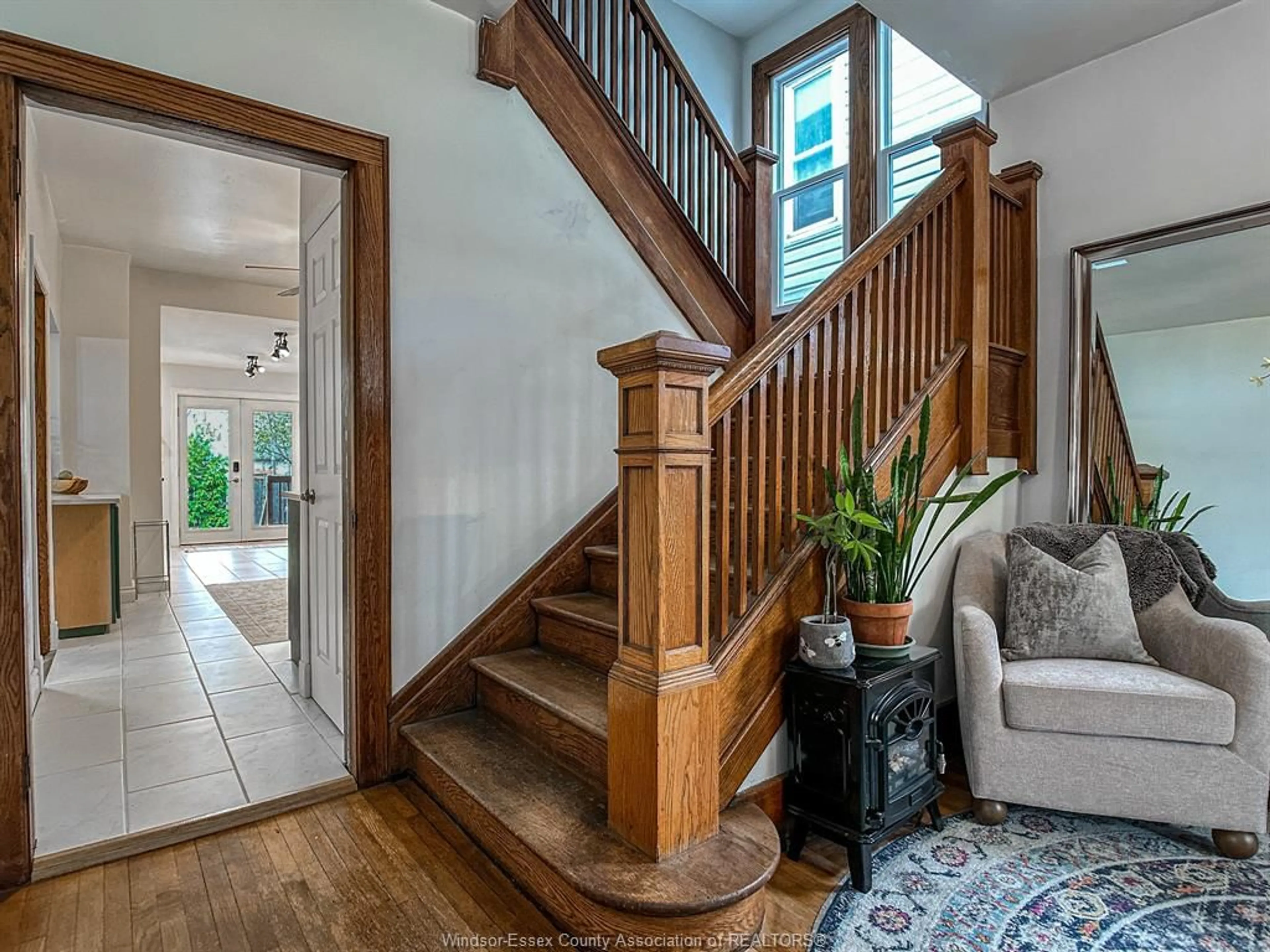 Indoor entryway for 131 ELM, Windsor Ontario N9A 5G9