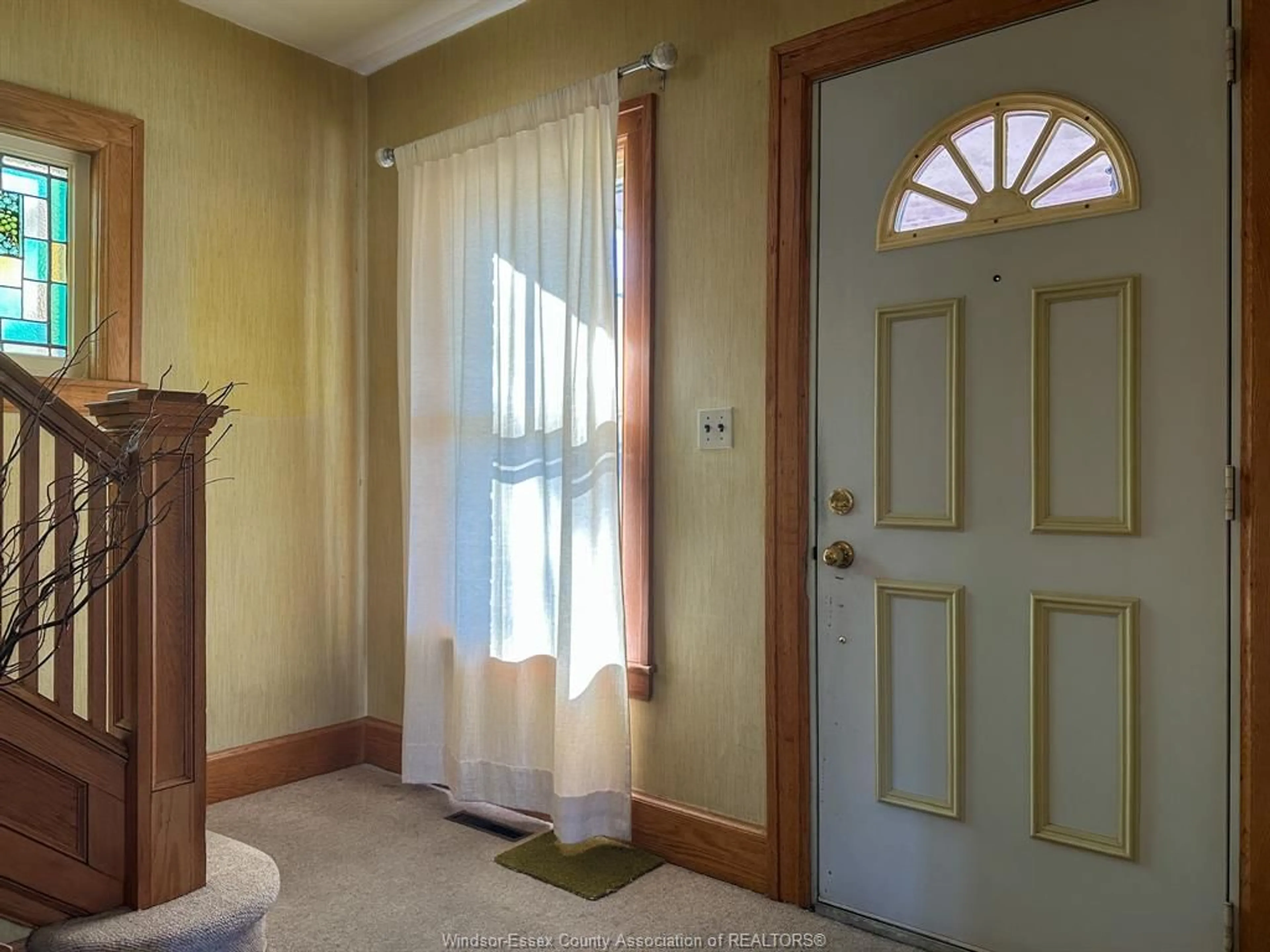 Indoor entryway for 254 ESDRAS, Windsor Ontario N8S 2M5