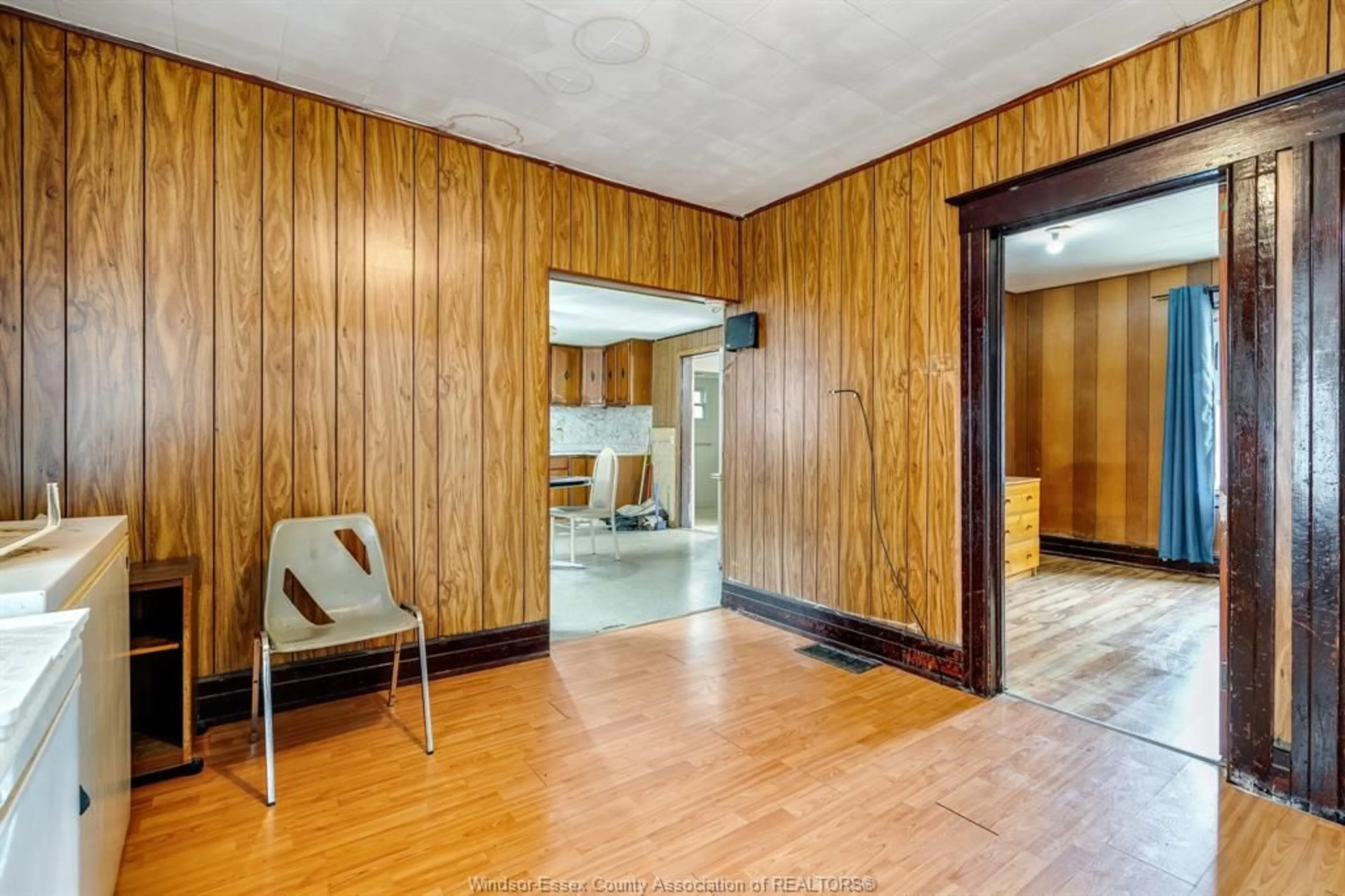 Indoor foyer for 101 MILL St, Leamington Ontario N8H 1S3