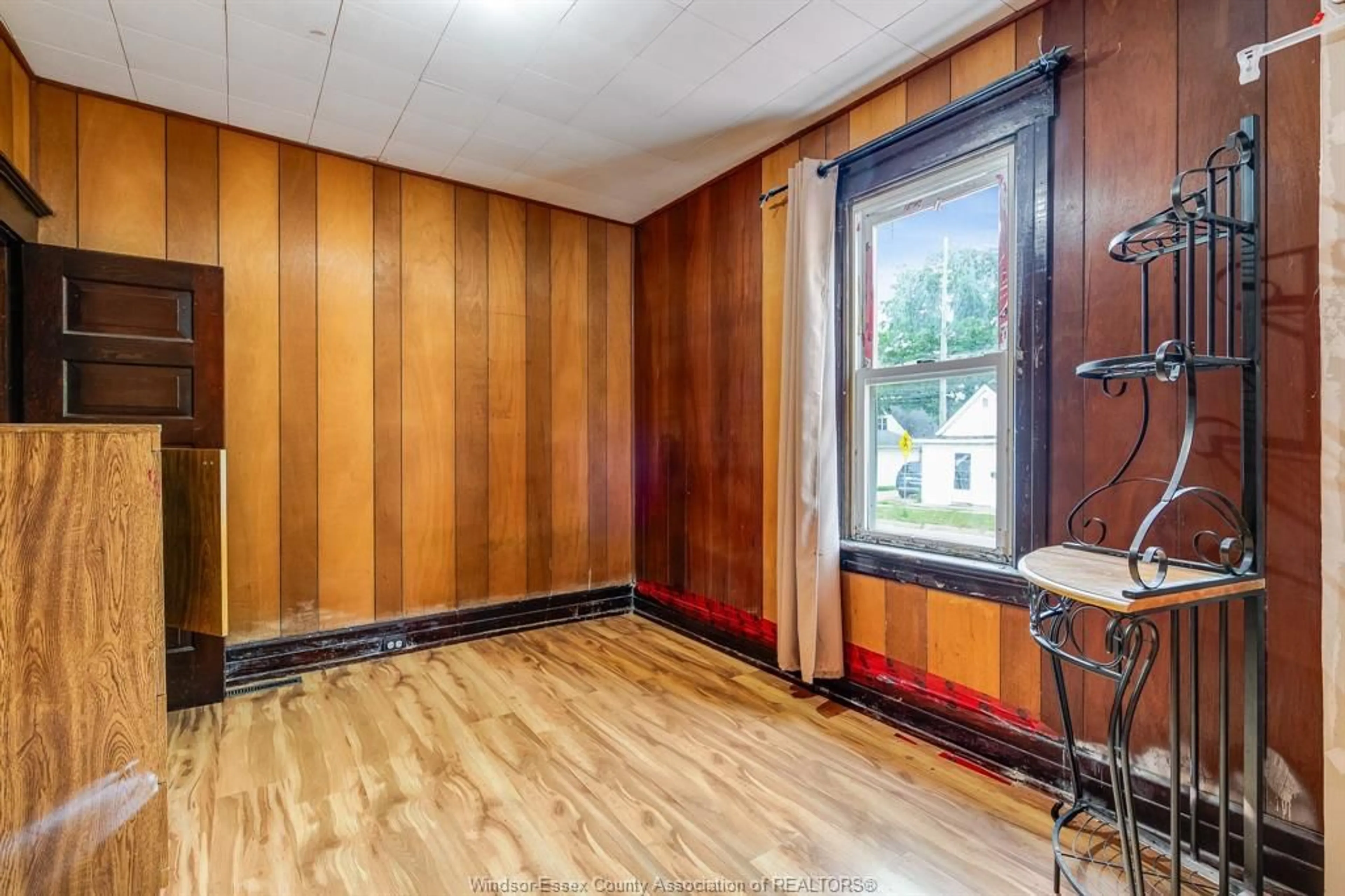 Indoor foyer for 101 MILL St, Leamington Ontario N8H 1S3