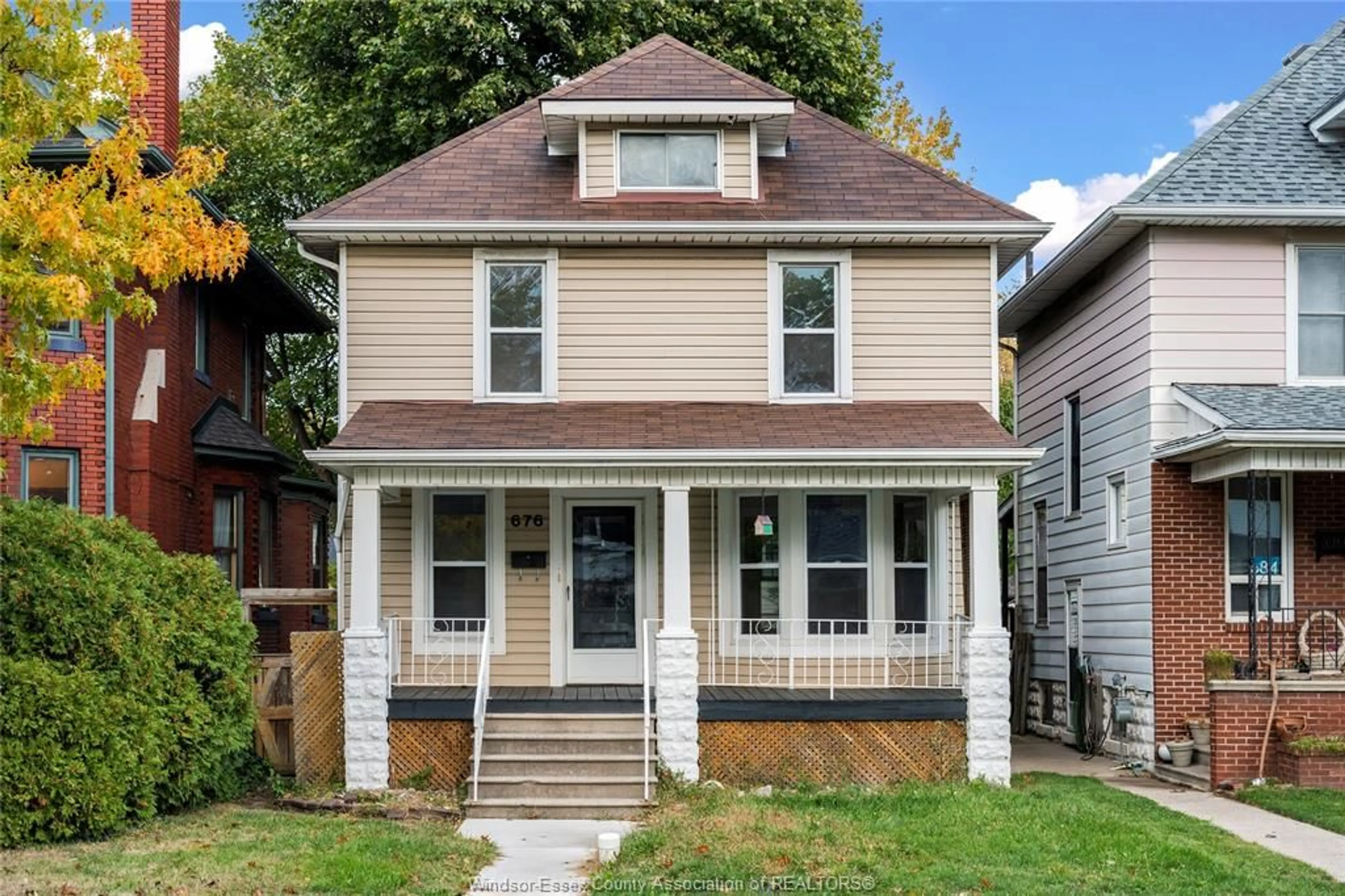 Home with vinyl exterior material, street for 676 MOY, Windsor Ontario N9A 2N6