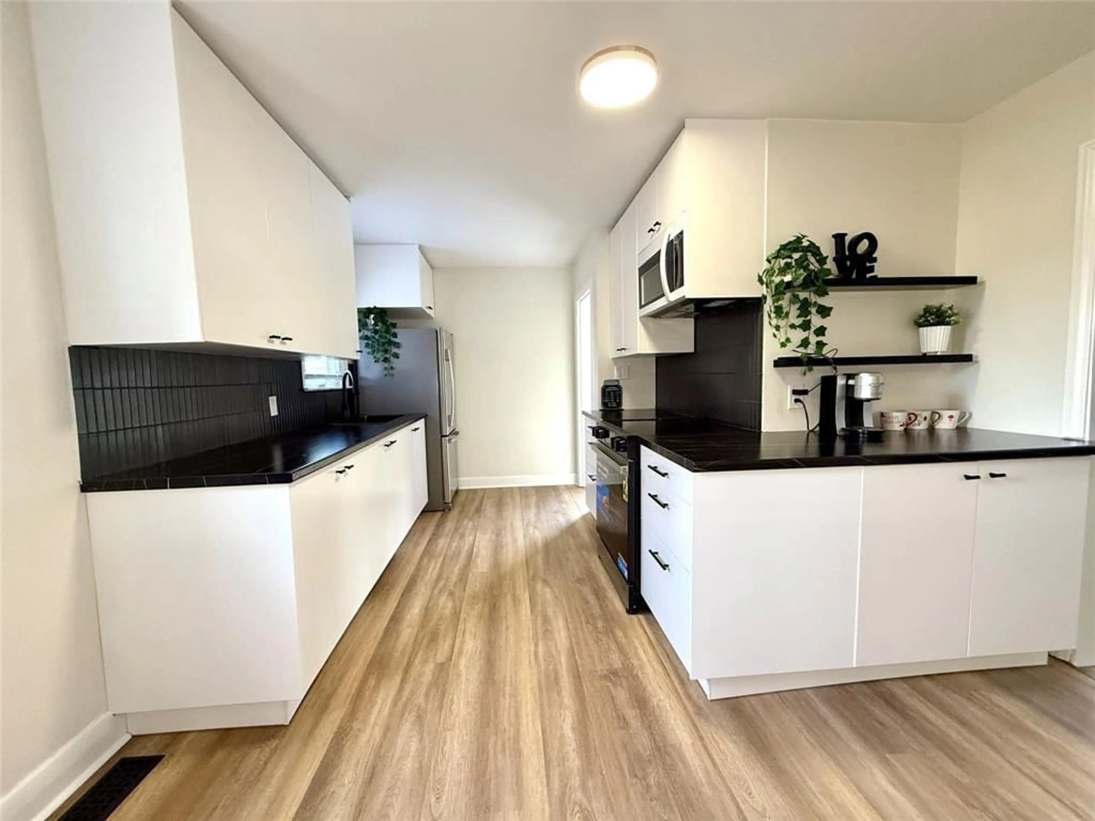 Unknown for 914 HAGLE St, Sarnia Ontario N7V 4A7