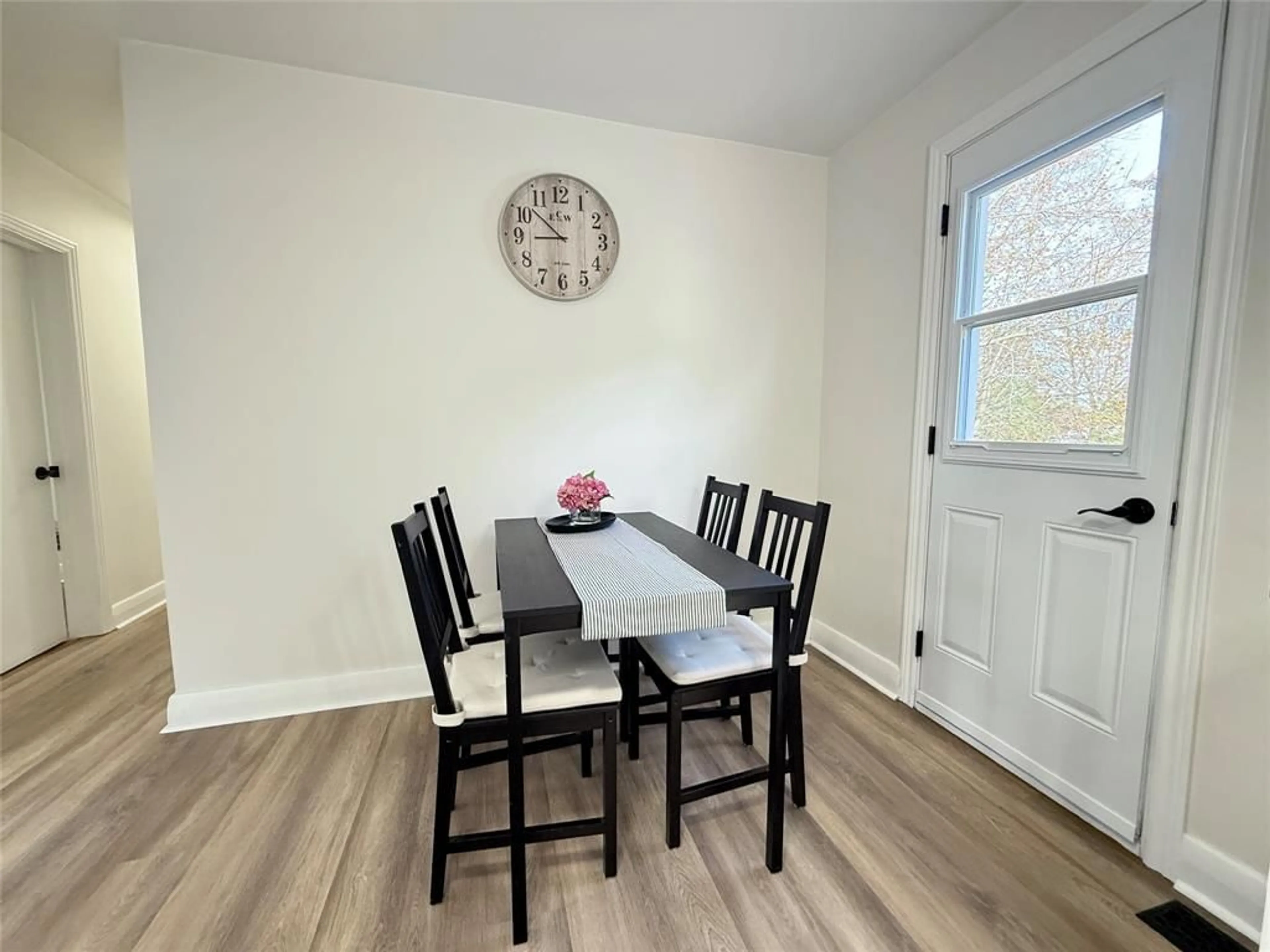 Dining room, wood/laminate floor for 914 HAGLE St, Sarnia Ontario N7V 4A7