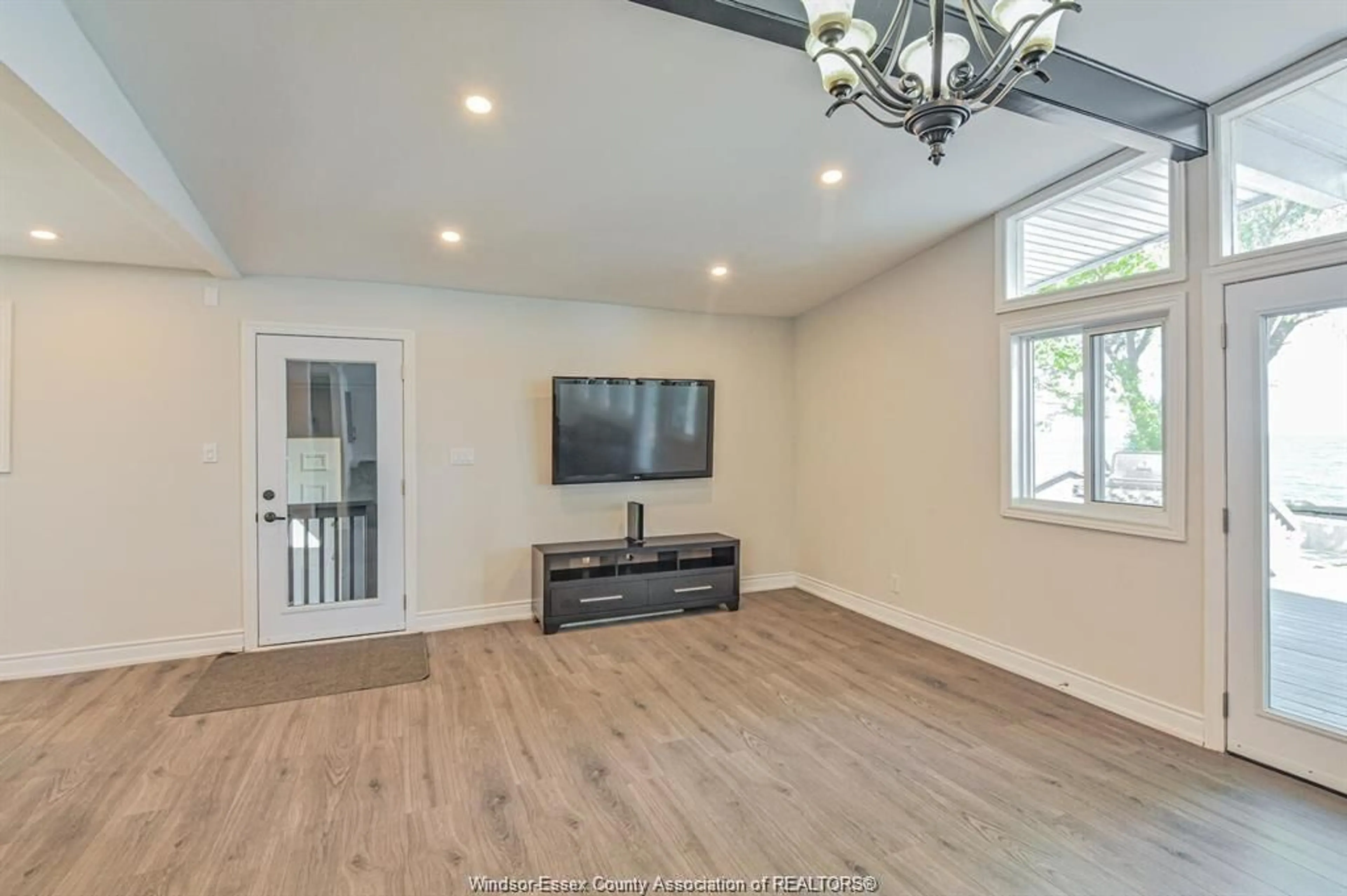 Home theater for 262 COTTERIE Pk, Leamington Ontario N0P 2P0