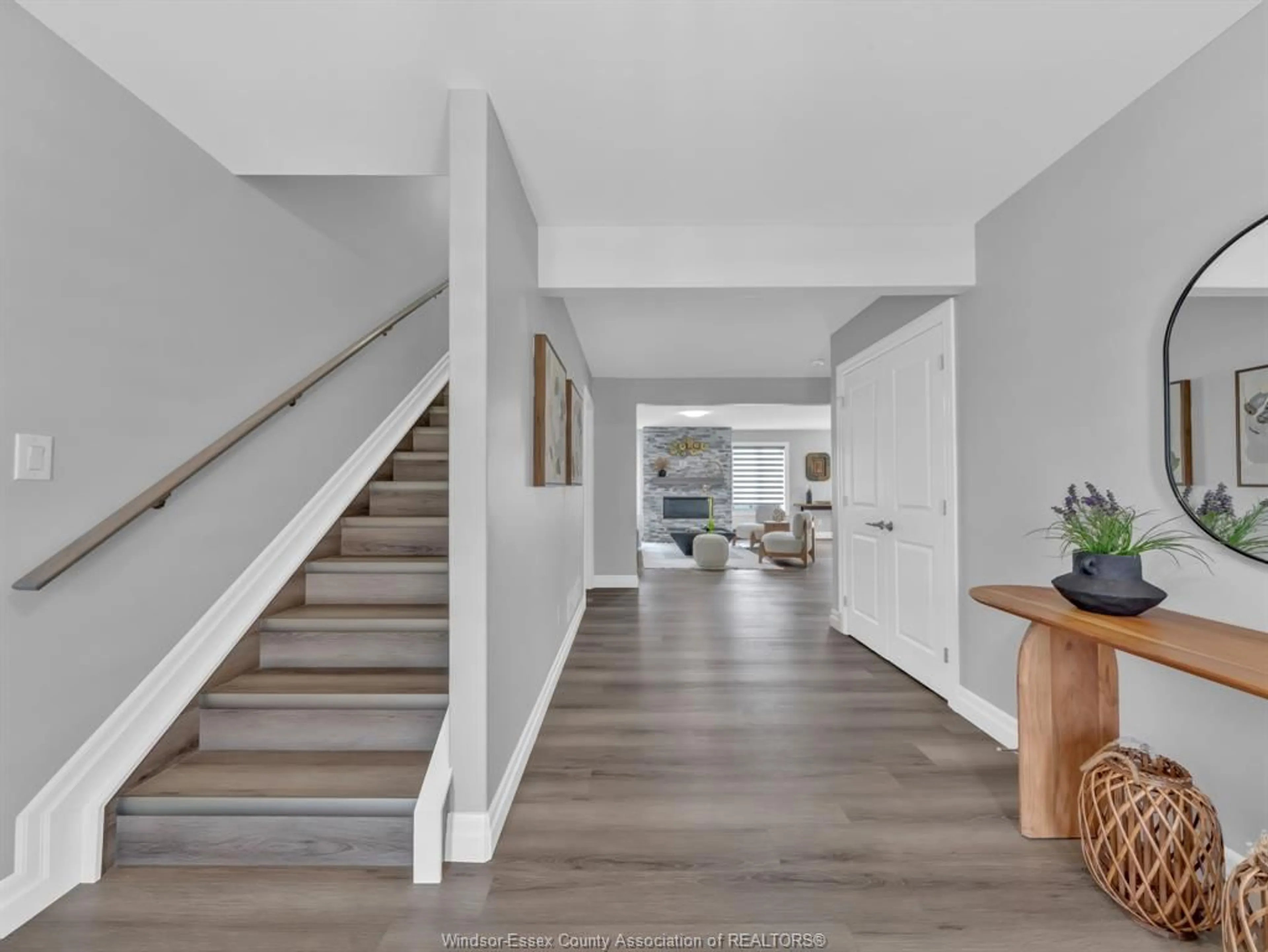 Indoor entryway for 87 WARWICK Dr, Chatham Ontario N7M 0V1