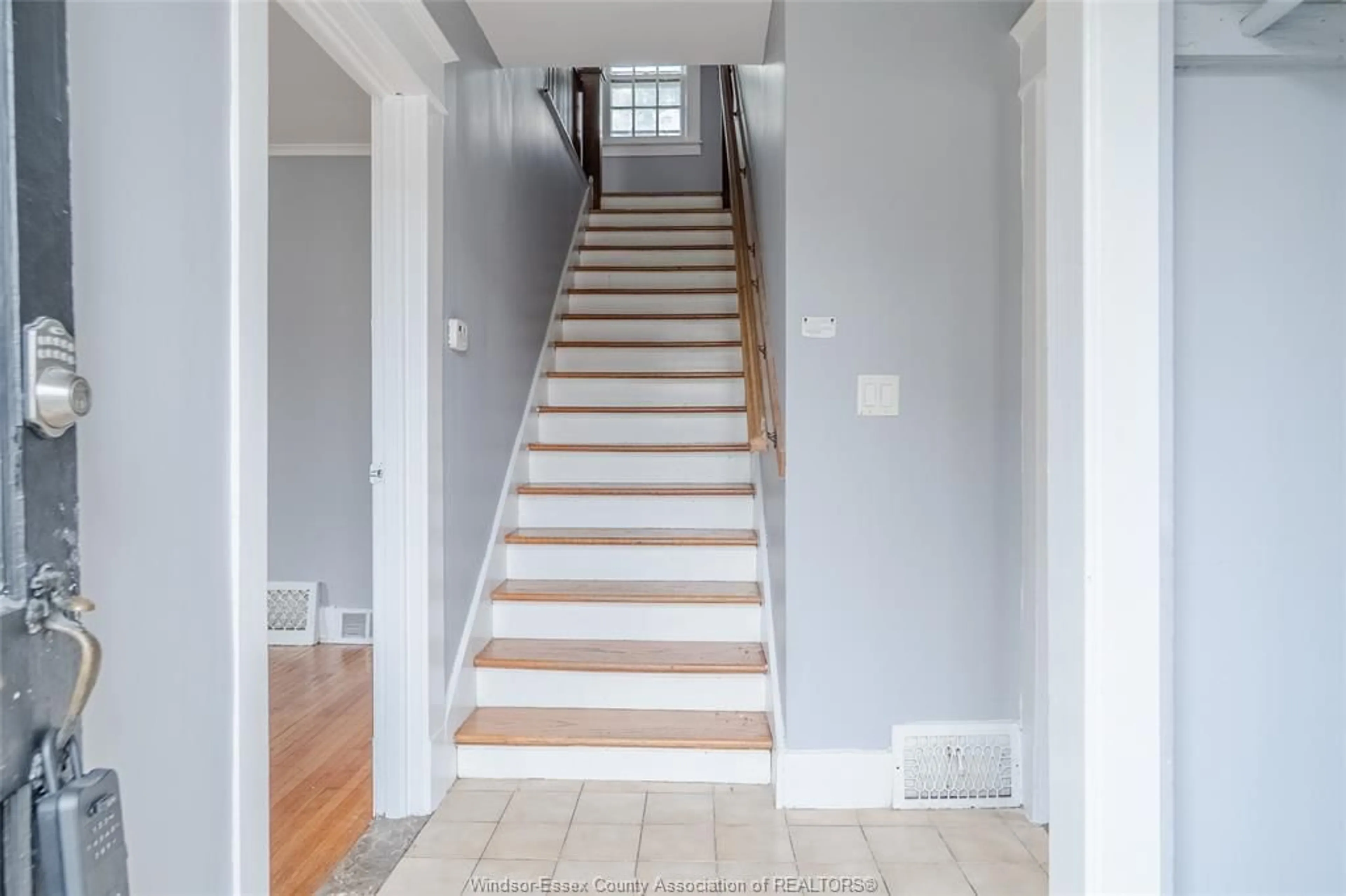 Unknown for 2973 Peter, Windsor Ontario N9C 1G9