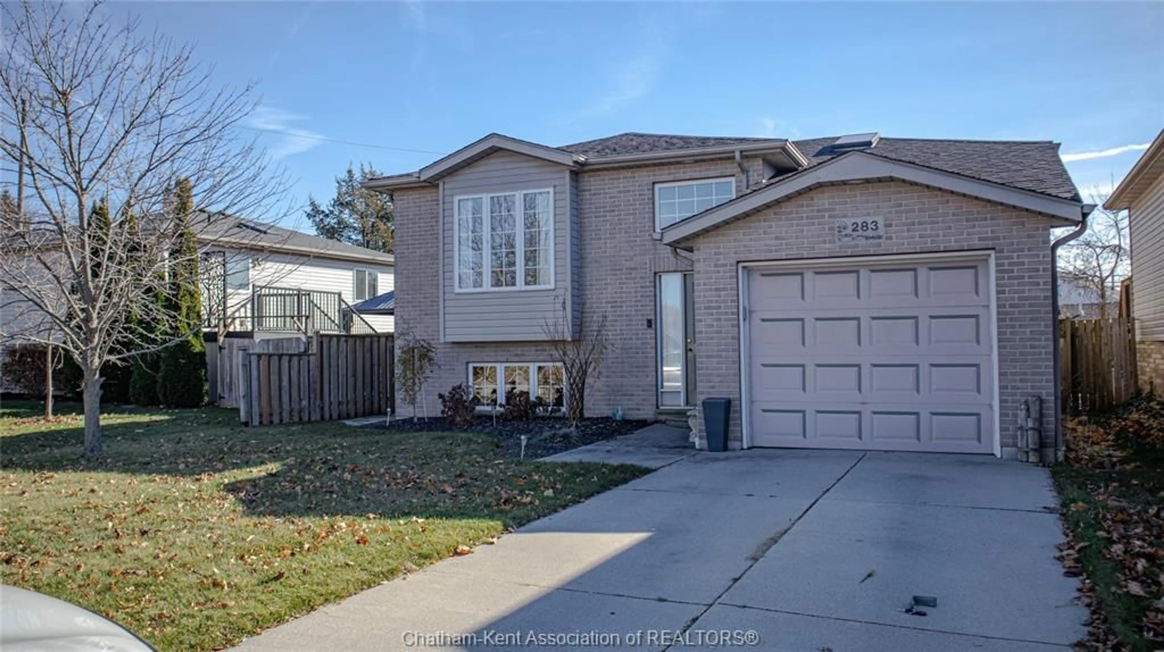 Home with vinyl exterior material, street for 283 Greenfield Lane, Chatham Ontario N7L 5N4