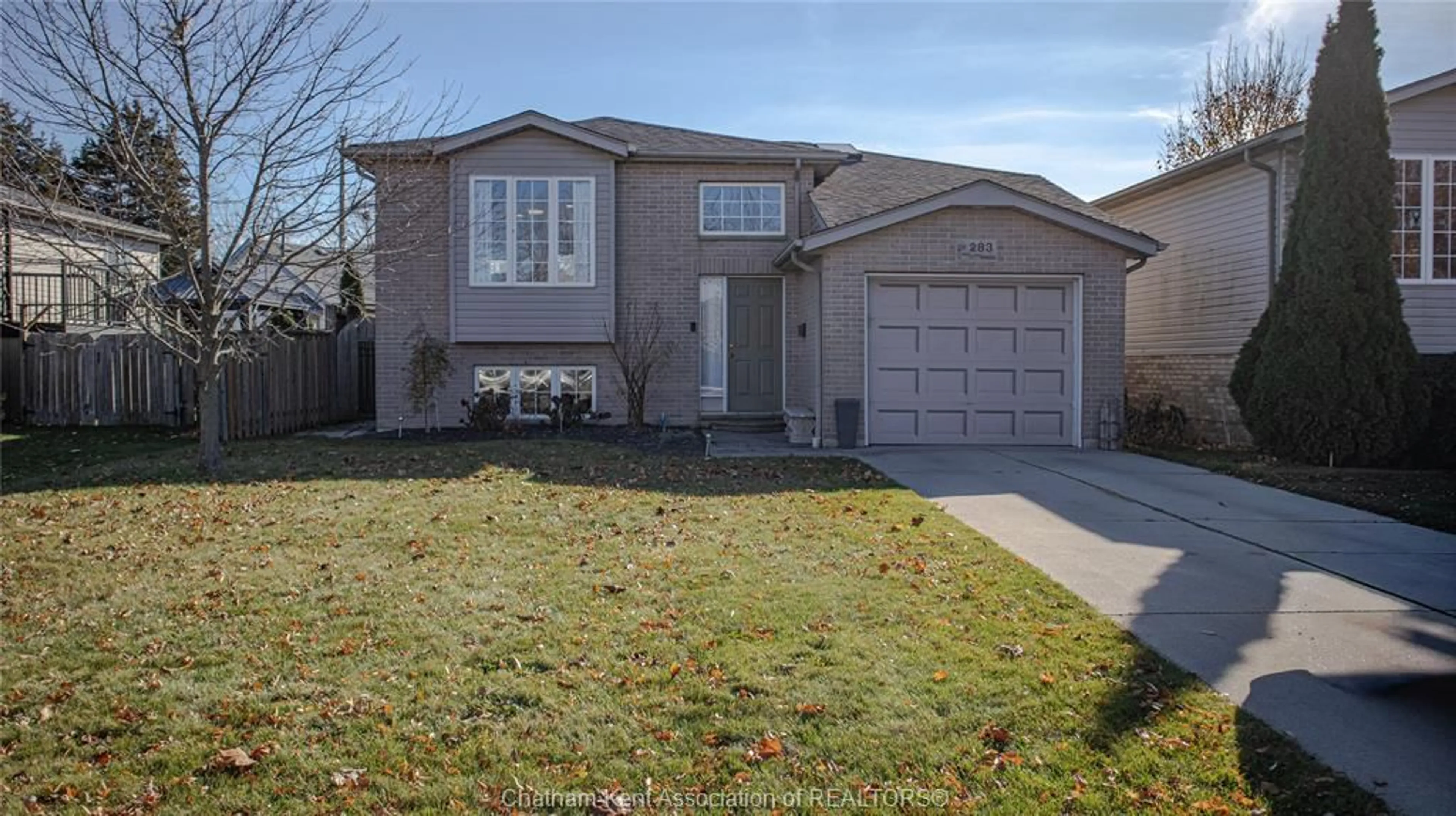 Home with vinyl exterior material, street for 283 Greenfield Lane, Chatham Ontario N7L 5N4