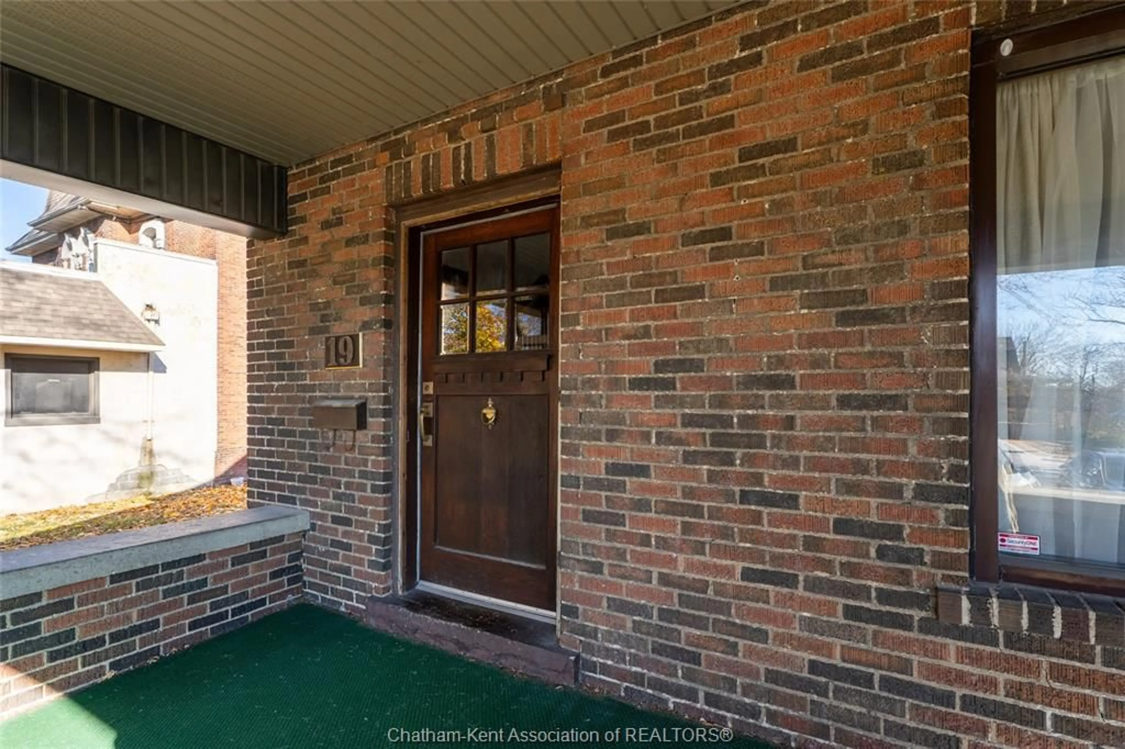 Home with brick exterior material, street for 19 VICTORIA Ave, Chatham Ontario N7L 2Z7