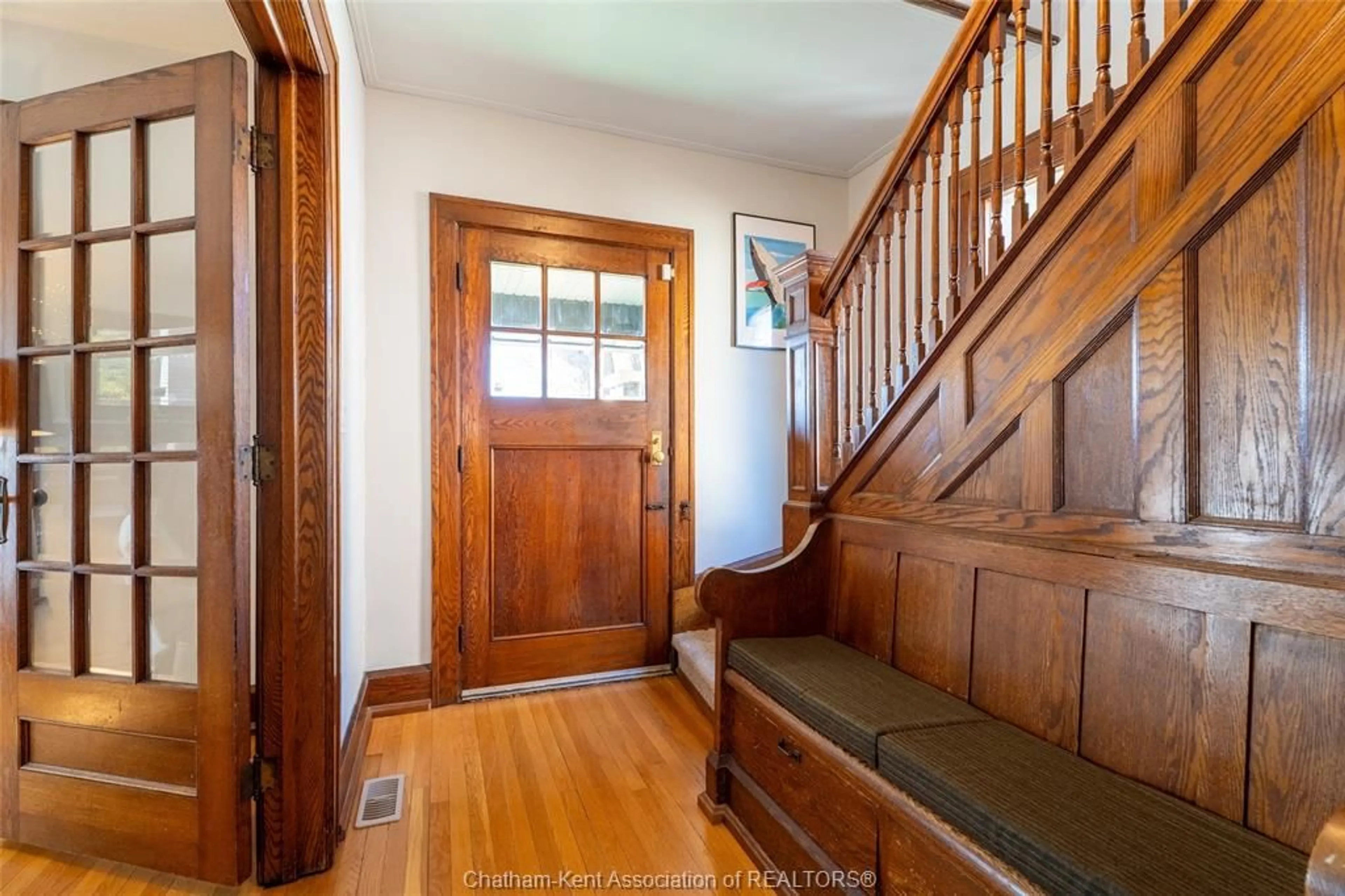 Indoor entryway for 19 VICTORIA Ave, Chatham Ontario N7L 2Z7