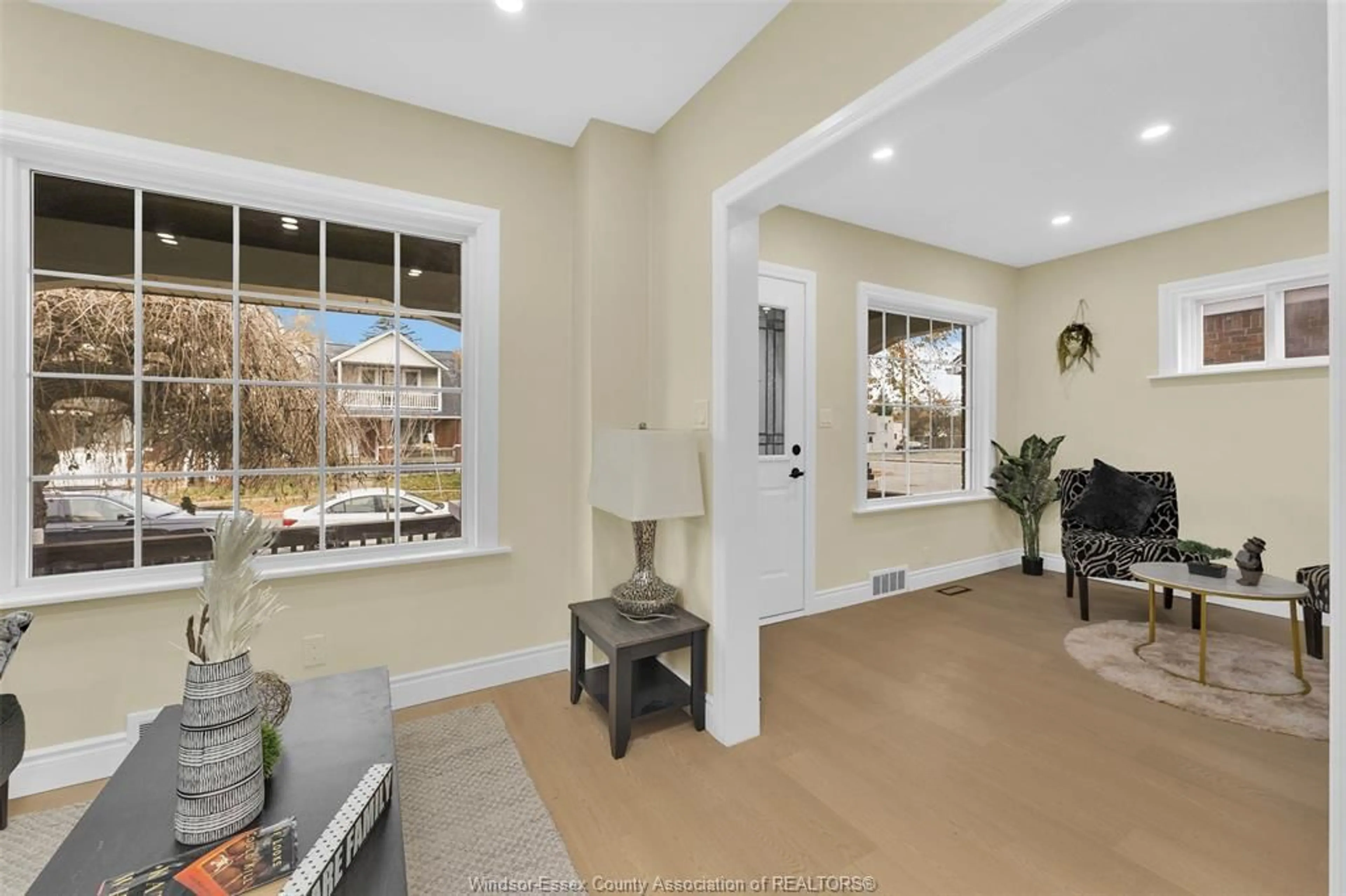 Indoor entryway for 1487 WESTCOTT RD, Windsor Ontario N8Y 4C3