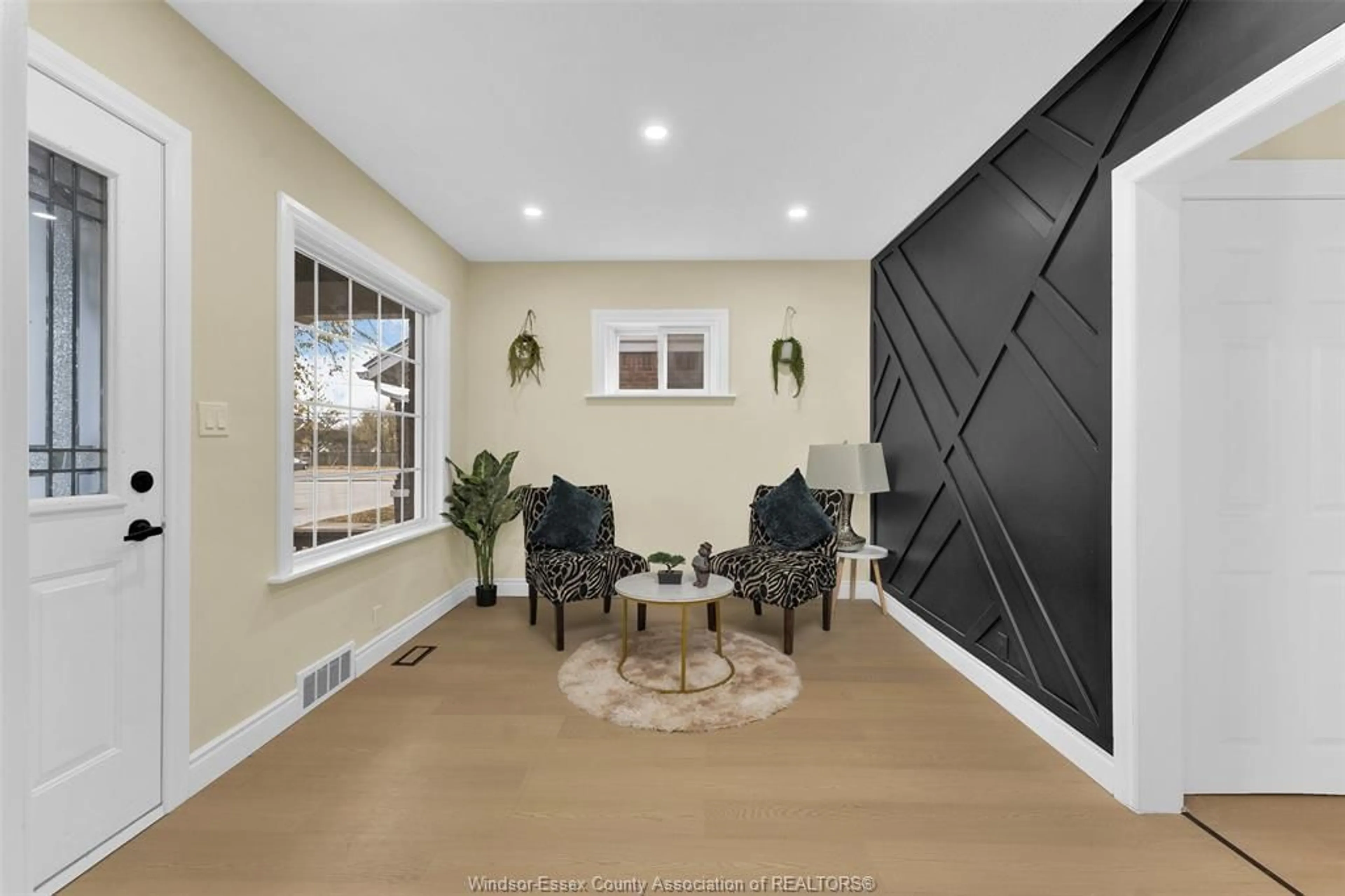 Indoor entryway for 1487 WESTCOTT RD, Windsor Ontario N8Y 4C3