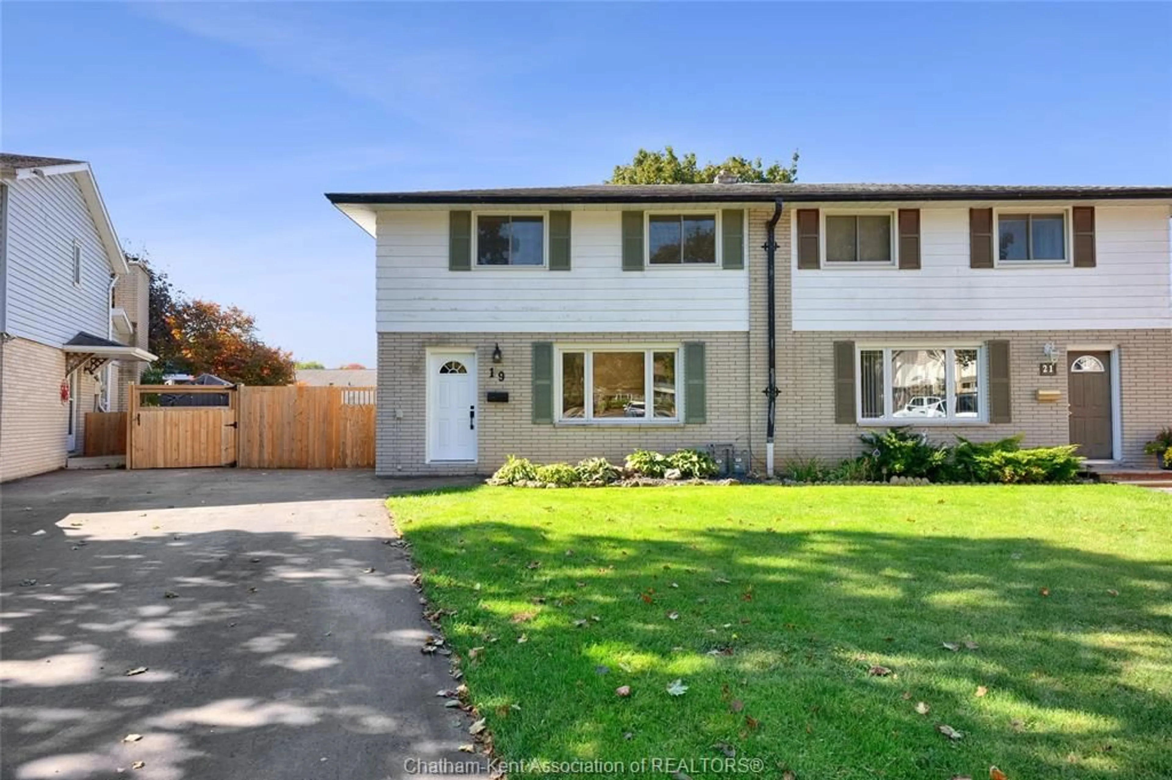 Home with vinyl exterior material, street for 19 Chestnut Dr, Chatham Ontario N7M 4Y9