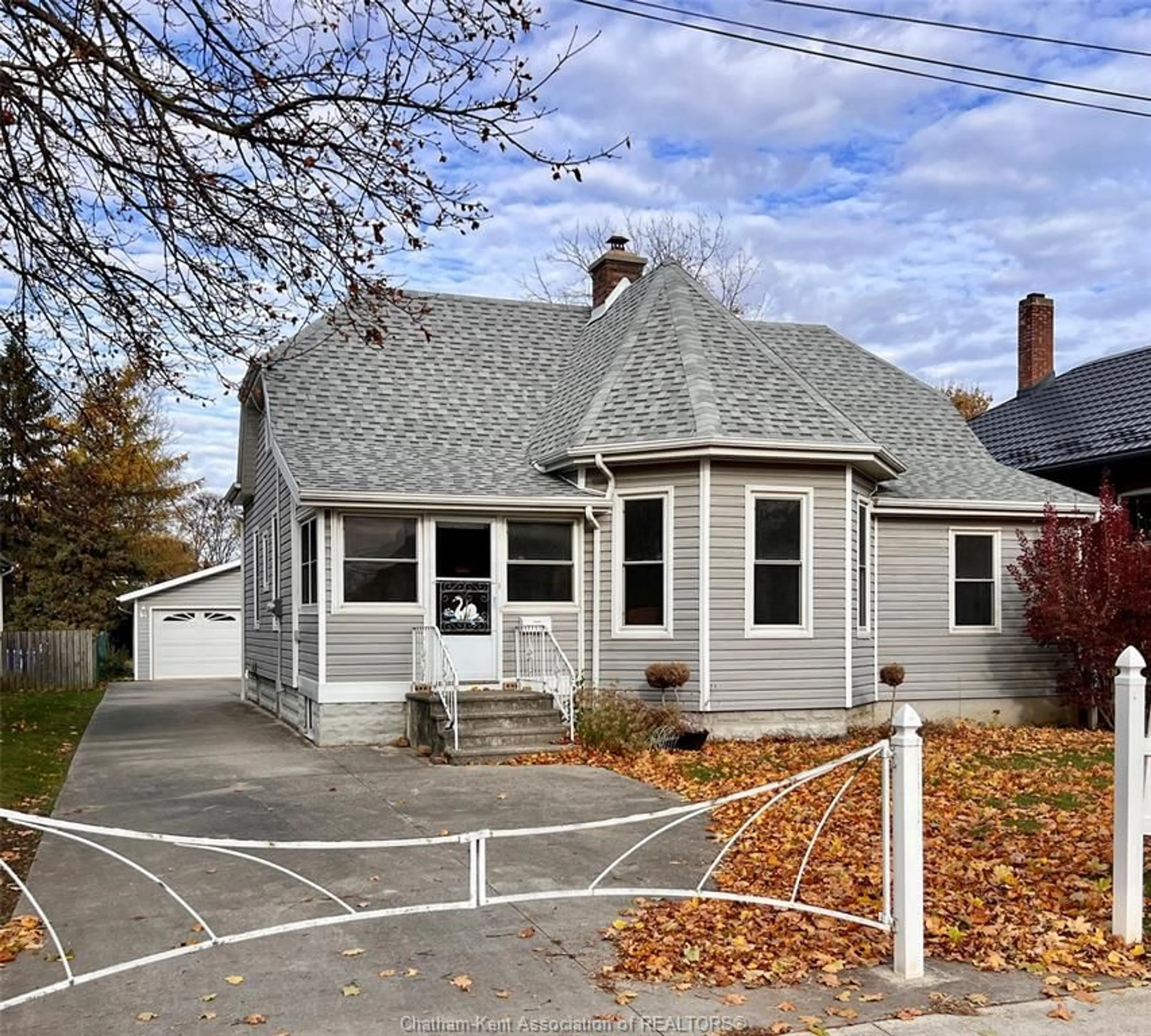 Home with vinyl exterior material, street for 101 Harvey St, Chatham Ontario N7M 1M4