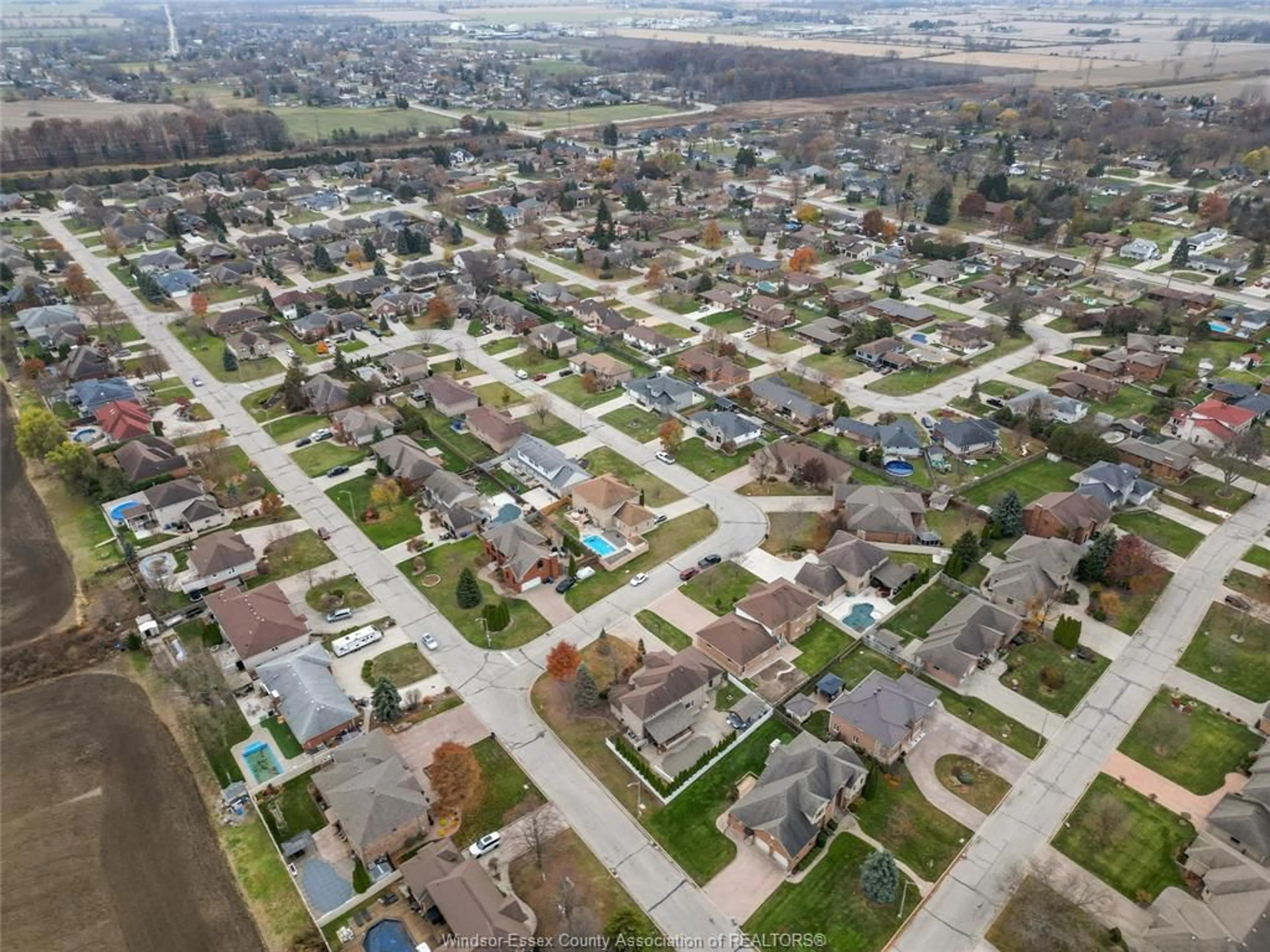 A pic from outside/outdoor area/front of a property/back of a property/a pic from drone, street for 2015 Eugeni, Tecumseh Ontario N9K 1B3