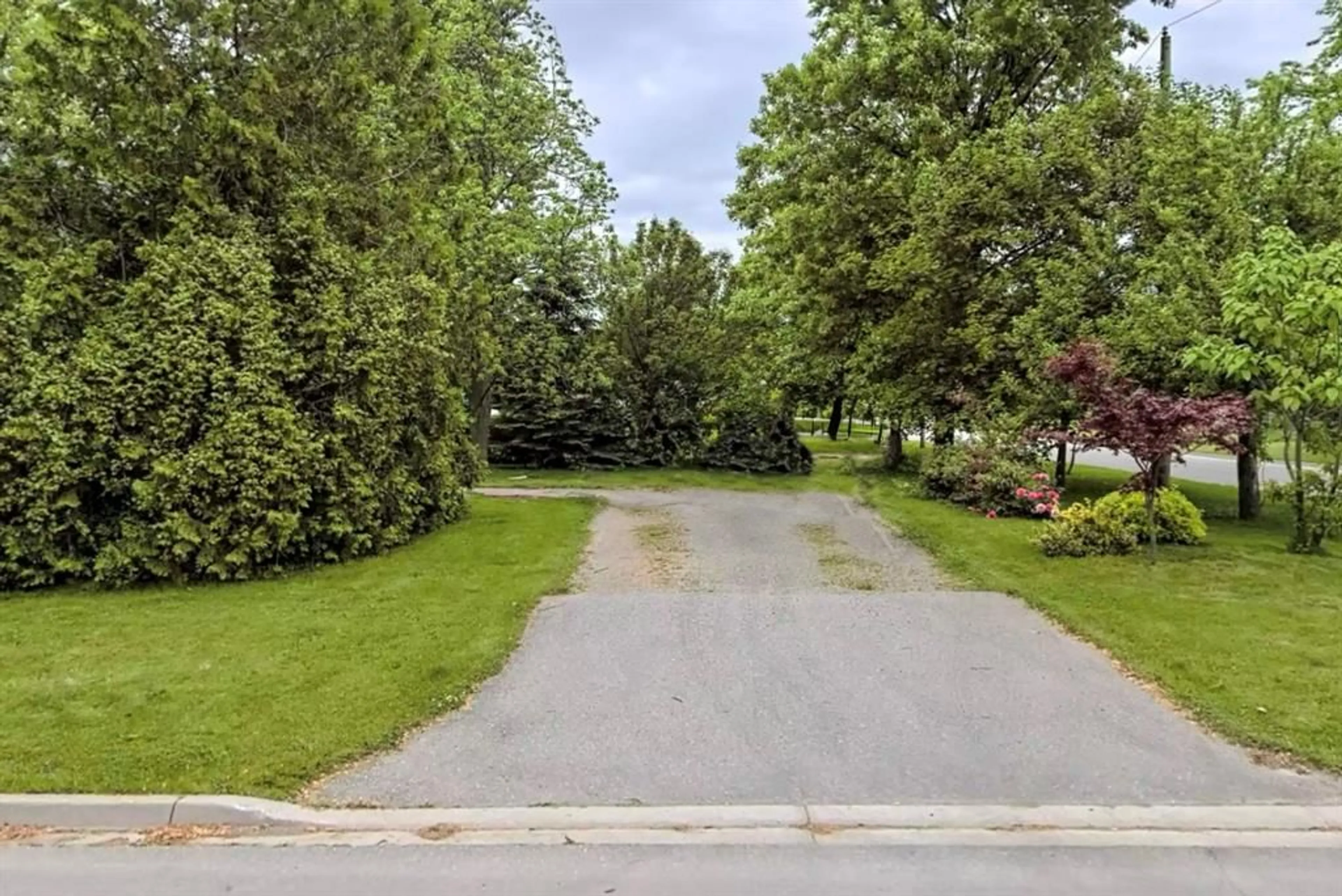 A pic from outside/outdoor area/front of a property/back of a property/a pic from drone, street for 553 SIMCOE St, Warwick-Watford Ontario N0M 2S0