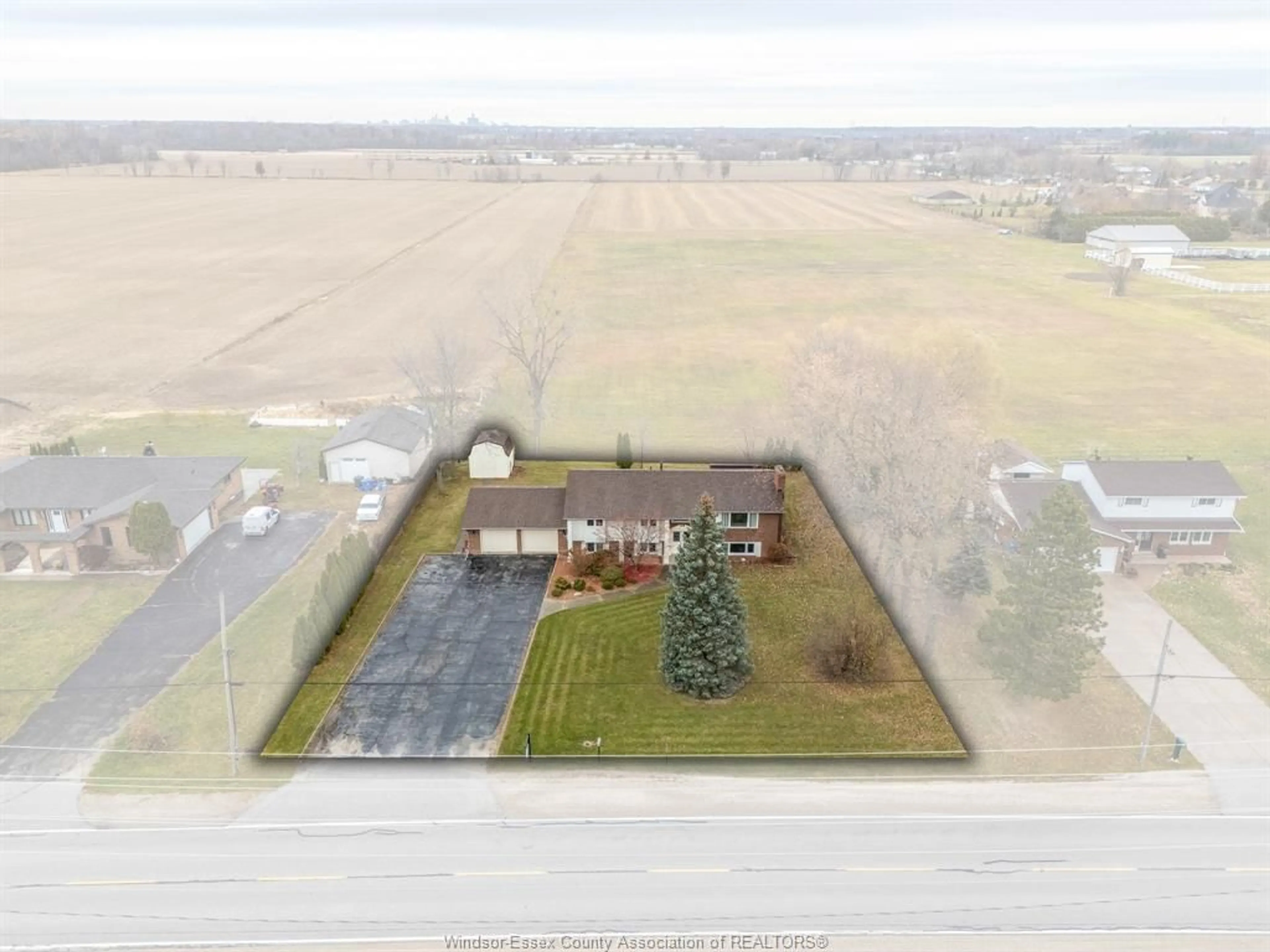 A pic from outside/outdoor area/front of a property/back of a property/a pic from drone, unknown for 3800 NORTH TOWNLINE Rd, LaSalle Ontario N9V 2Y9