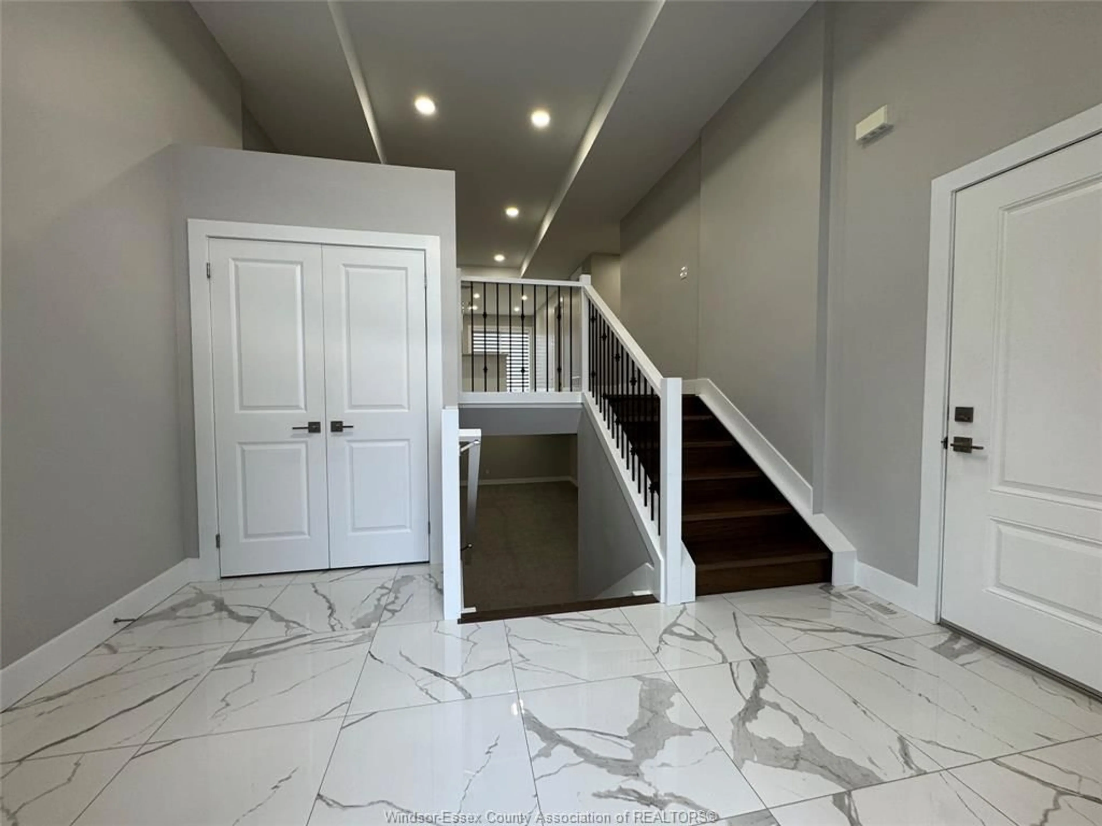 Indoor entryway for 770 KEIL Dr, Chatham Ontario N7M 0T4