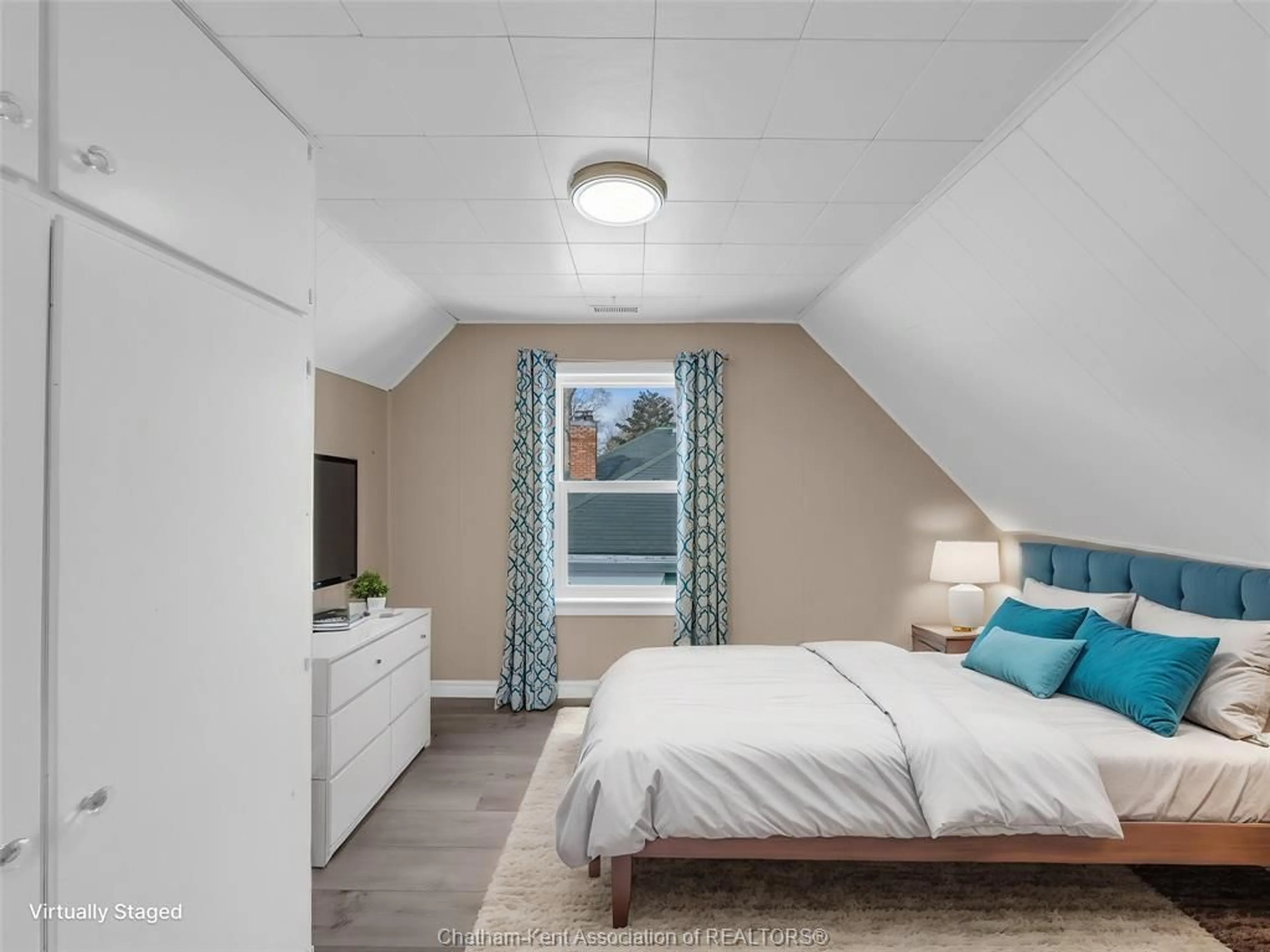 Bedroom with bed, wood/laminate floor for 27 Eighth St, Chatham Ontario N7M 4J4