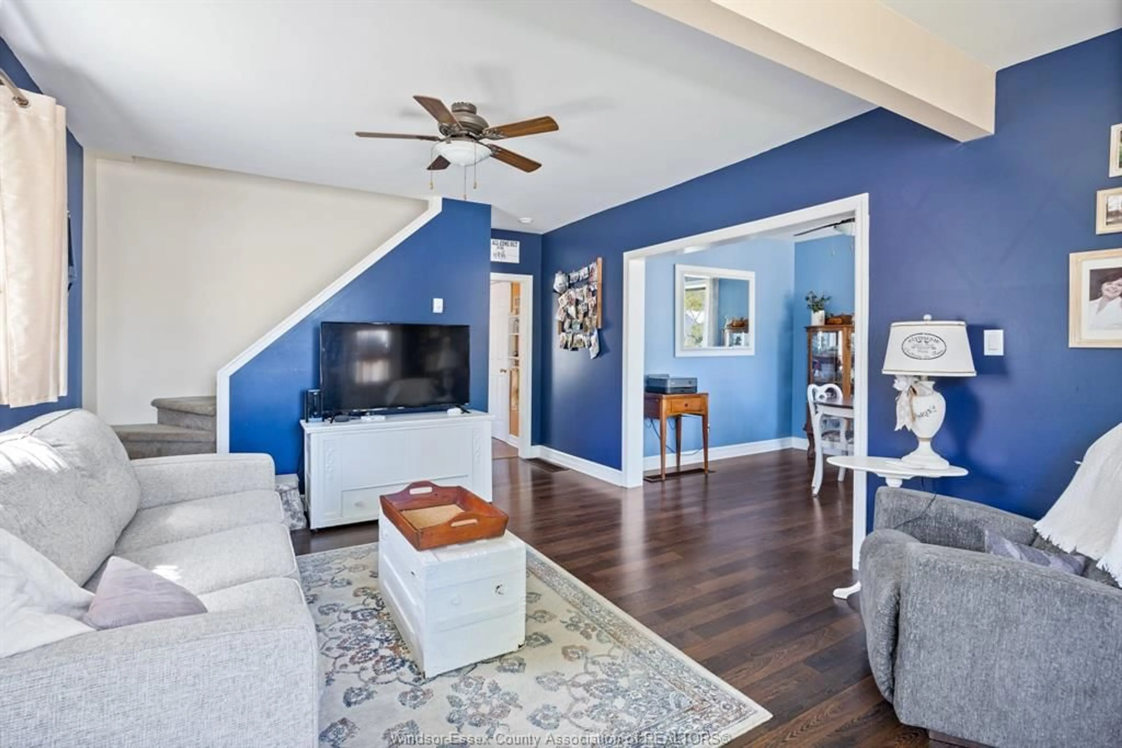 Living room with furniture, wood/laminate floor for 55 CANAL, Tilbury Ontario N0P 2L0