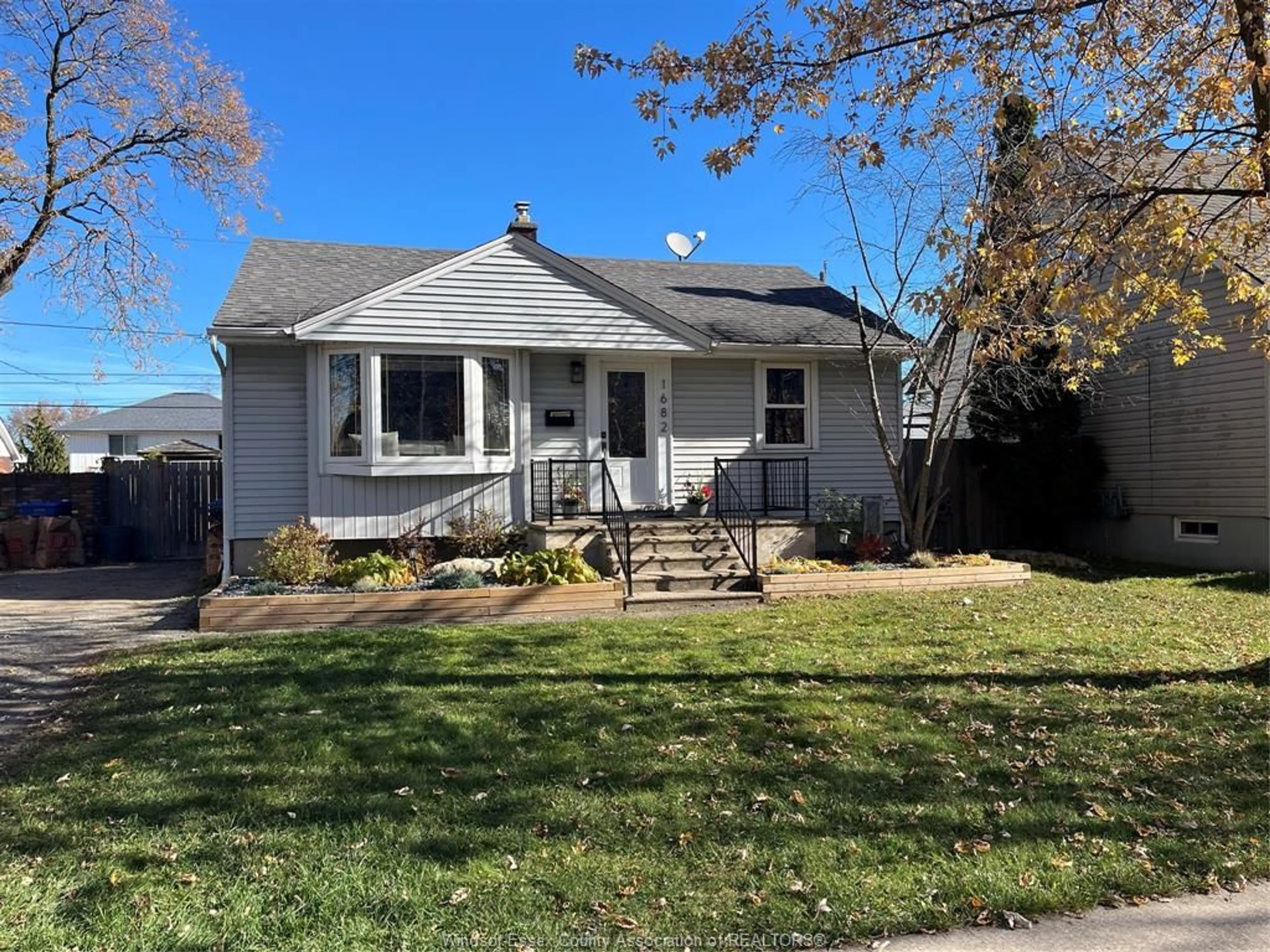 Home with vinyl exterior material, street for 1682 ARTHUR, Windsor Ontario N8Y 3Z3