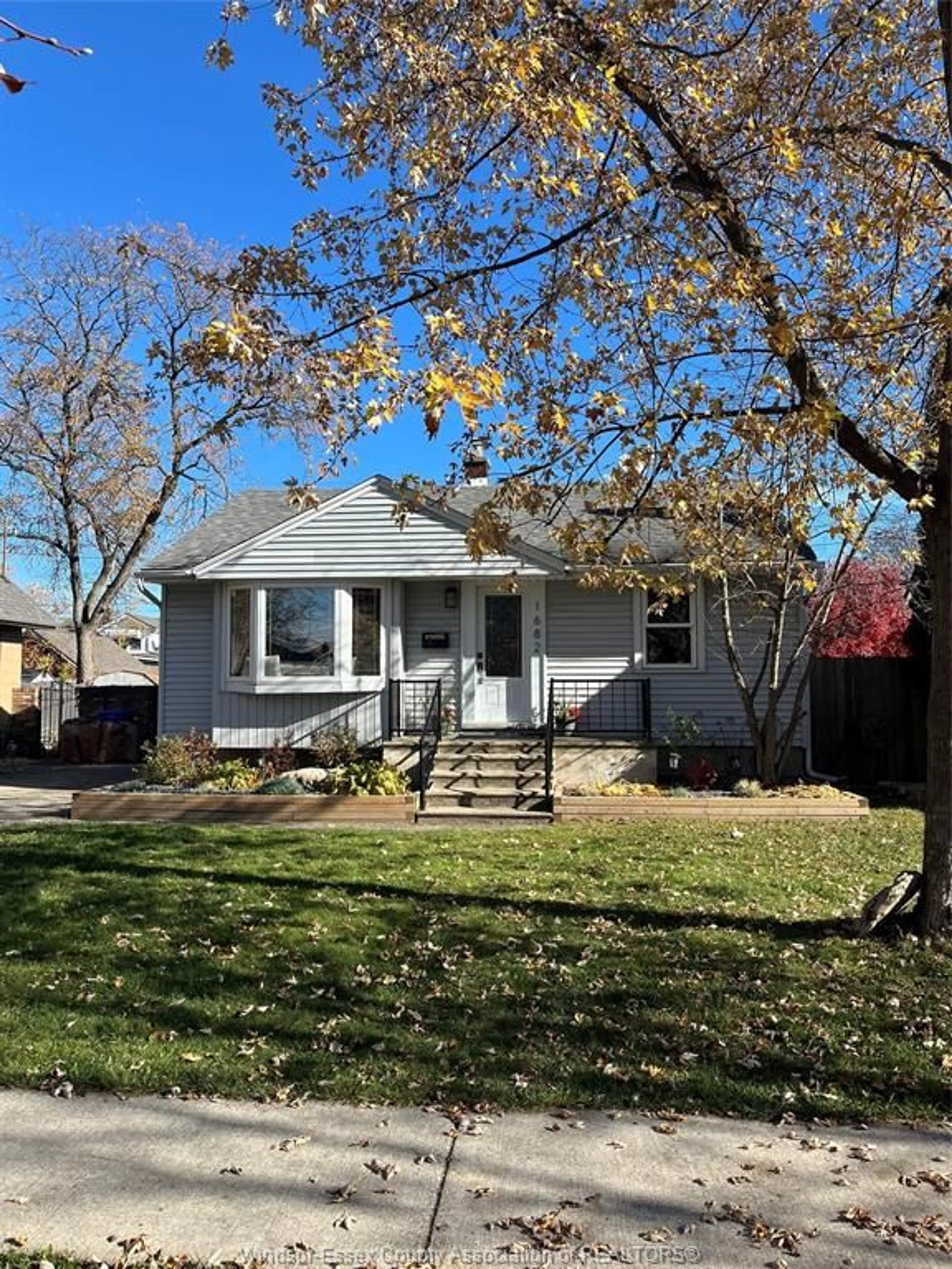 Home with vinyl exterior material, street for 1682 ARTHUR, Windsor Ontario N8Y 3Z3