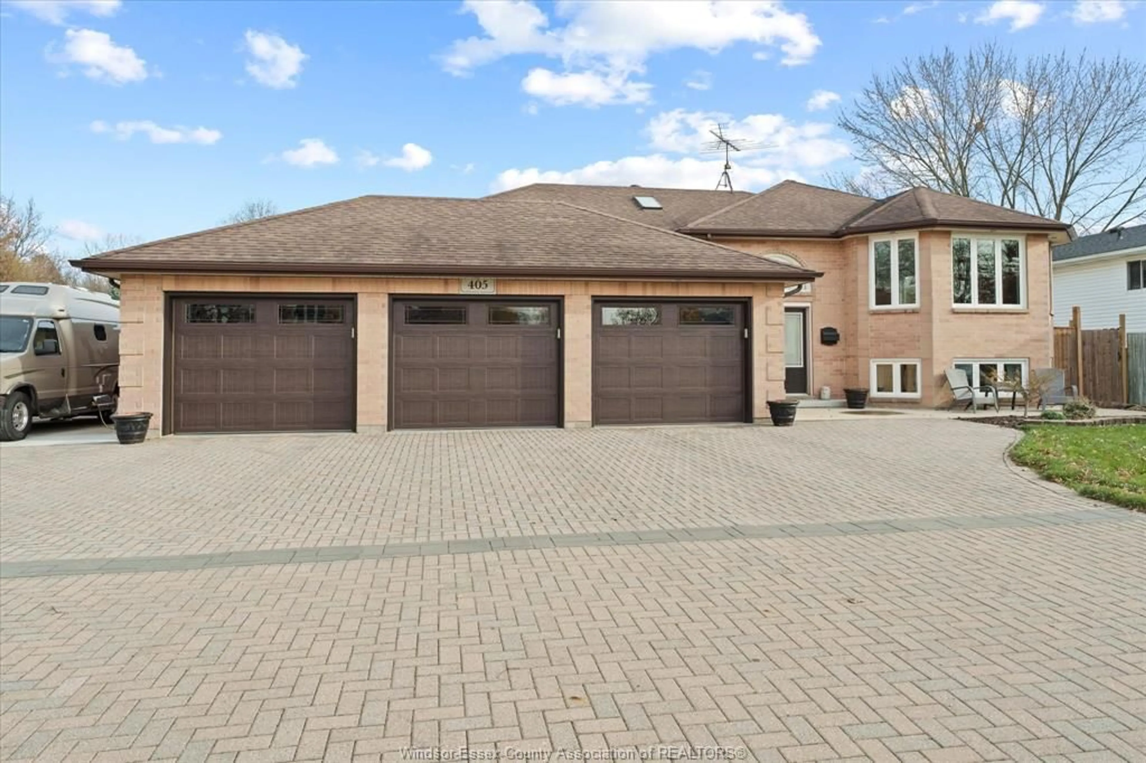 Indoor garage for 405 GAYLORD Ave, LaSalle Ontario N9J 3H1