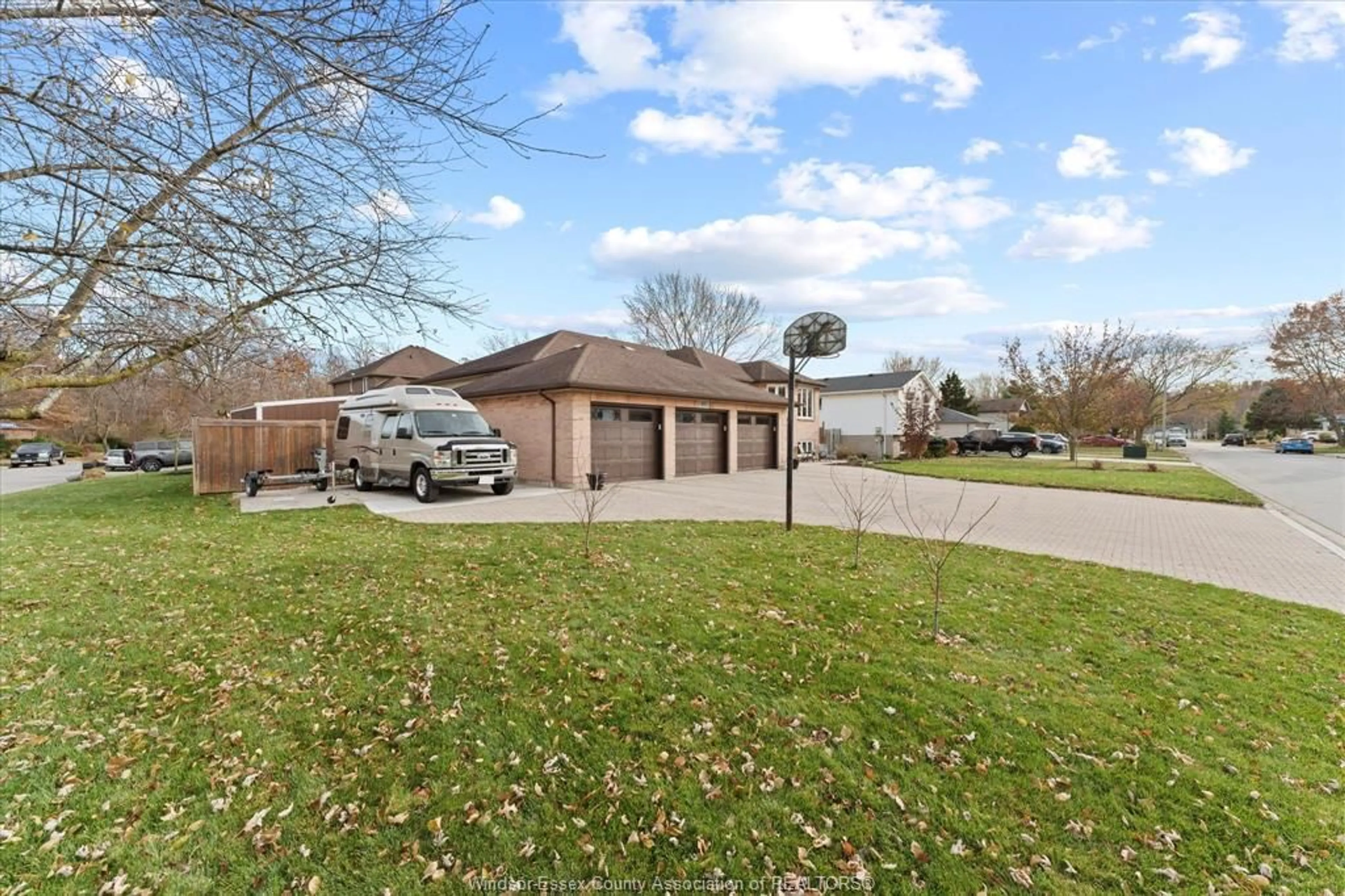 A pic from outside/outdoor area/front of a property/back of a property/a pic from drone, street for 405 GAYLORD Ave, LaSalle Ontario N9J 3H1