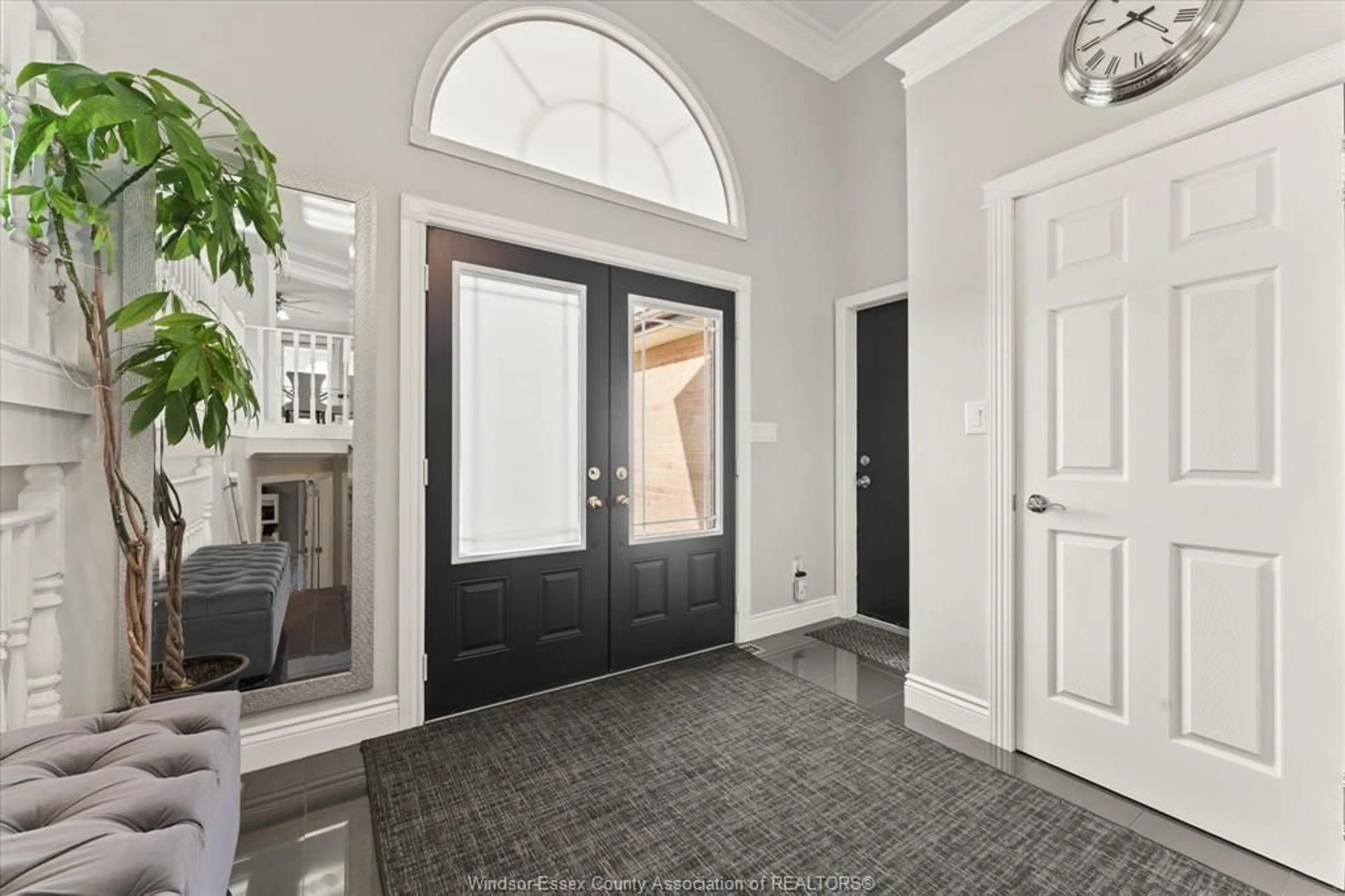 Indoor entryway for 405 GAYLORD Ave, LaSalle Ontario N9J 3H1