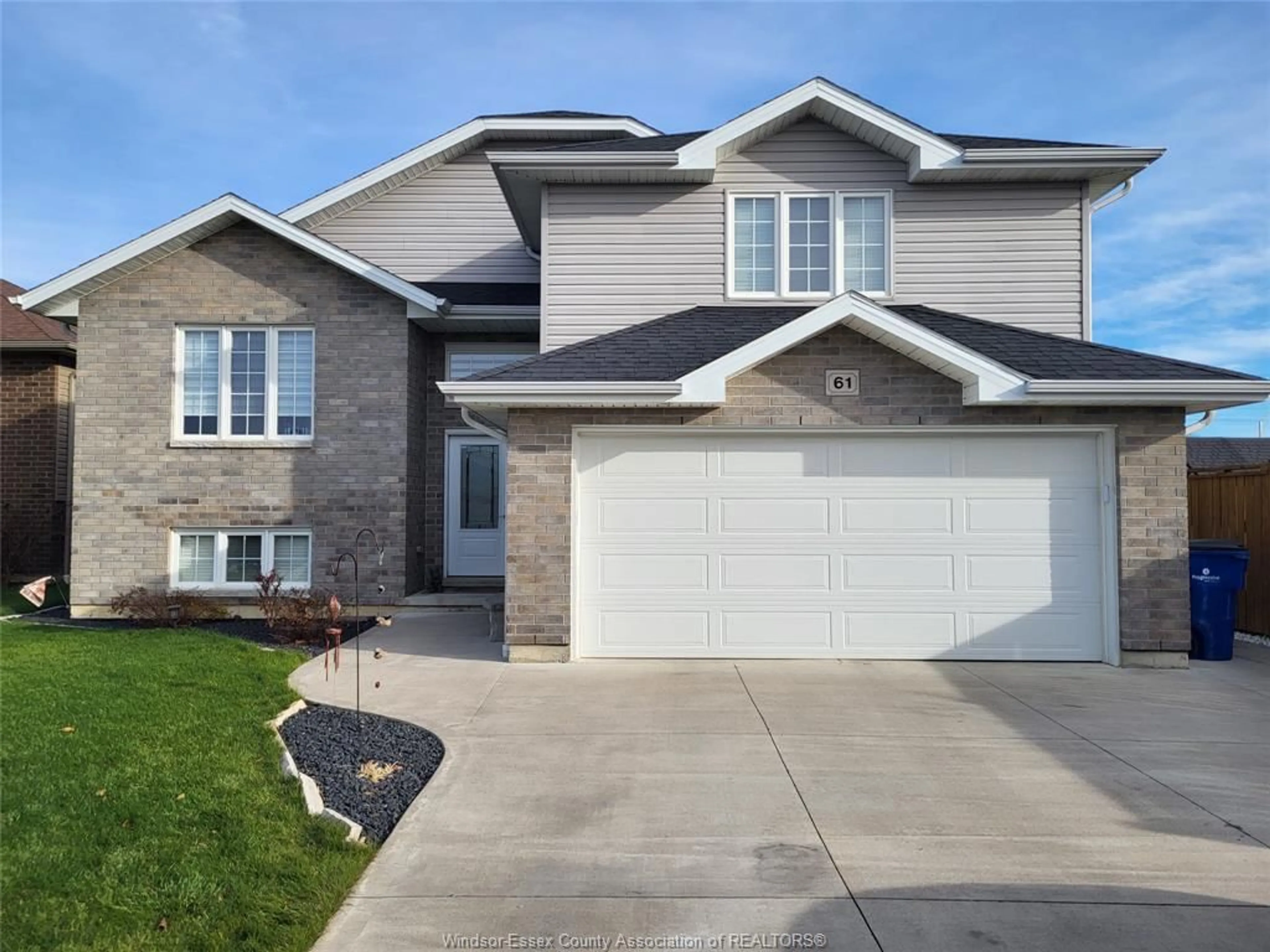 Home with vinyl exterior material, street for 61 HOMESTEADS, Tilbury Ontario N0P 2L0