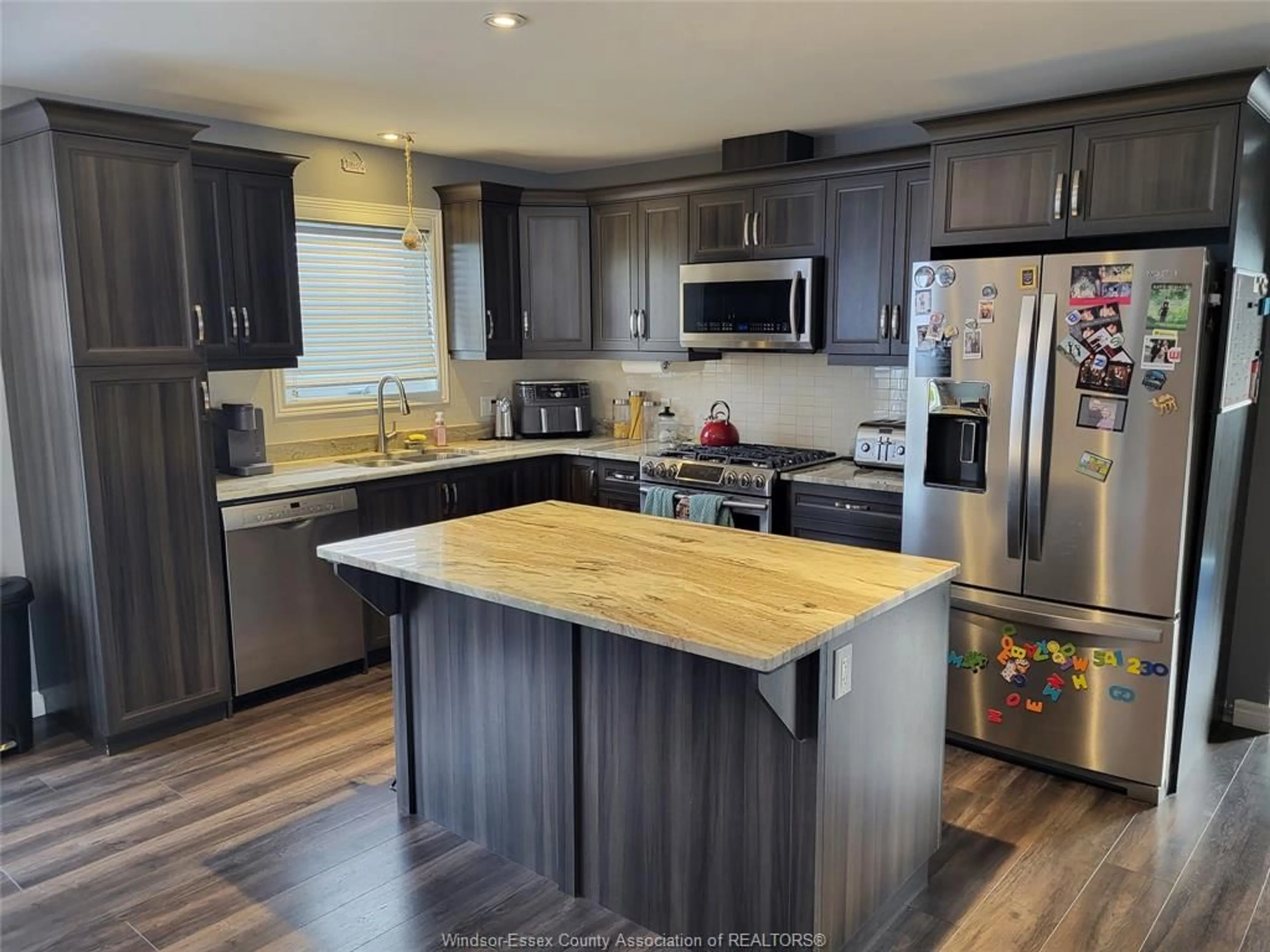 Open concept kitchen, wood/laminate floor for 61 HOMESTEADS, Tilbury Ontario N0P 2L0