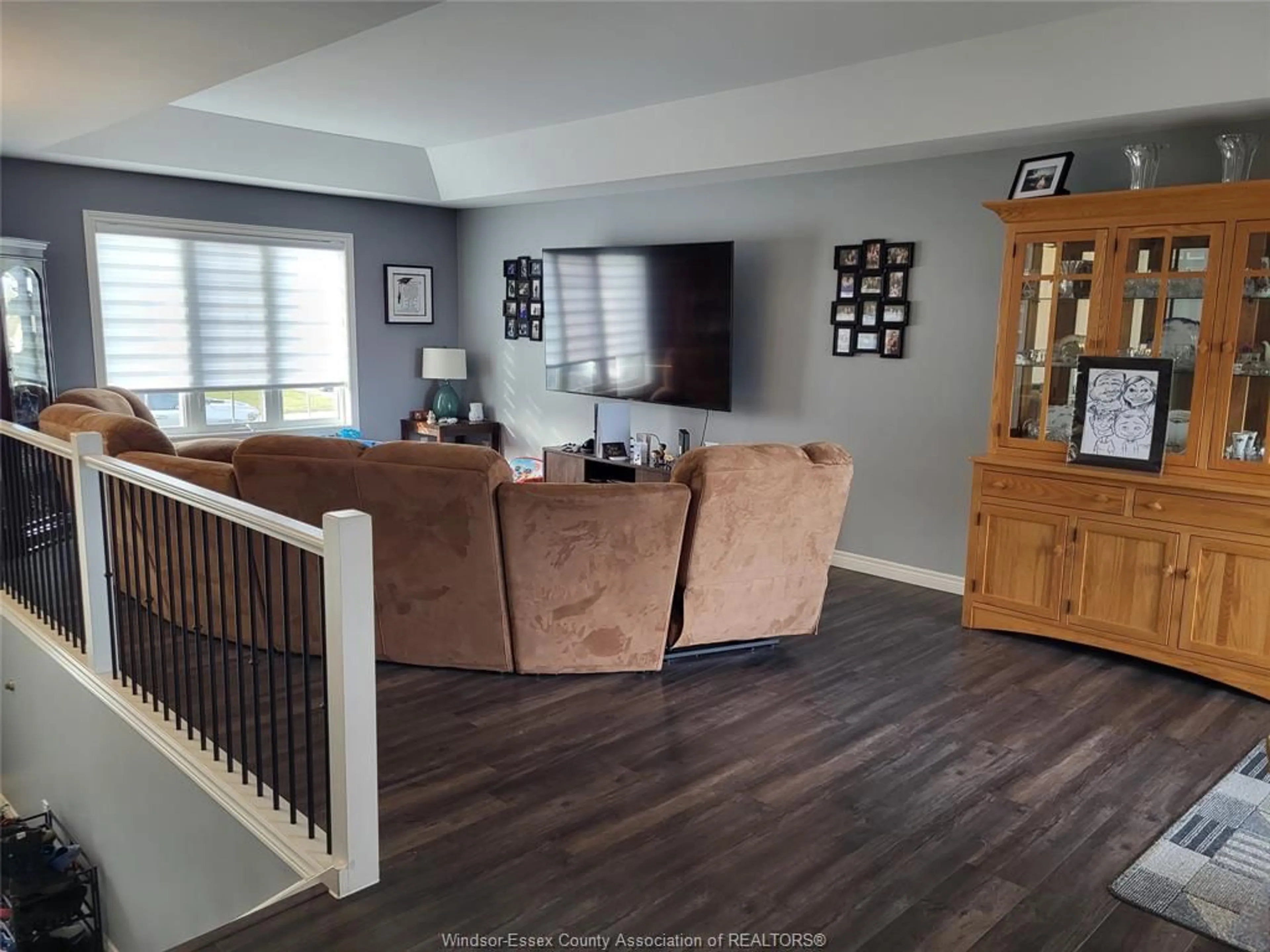 Living room with furniture, wood/laminate floor for 61 HOMESTEADS, Tilbury Ontario N0P 2L0