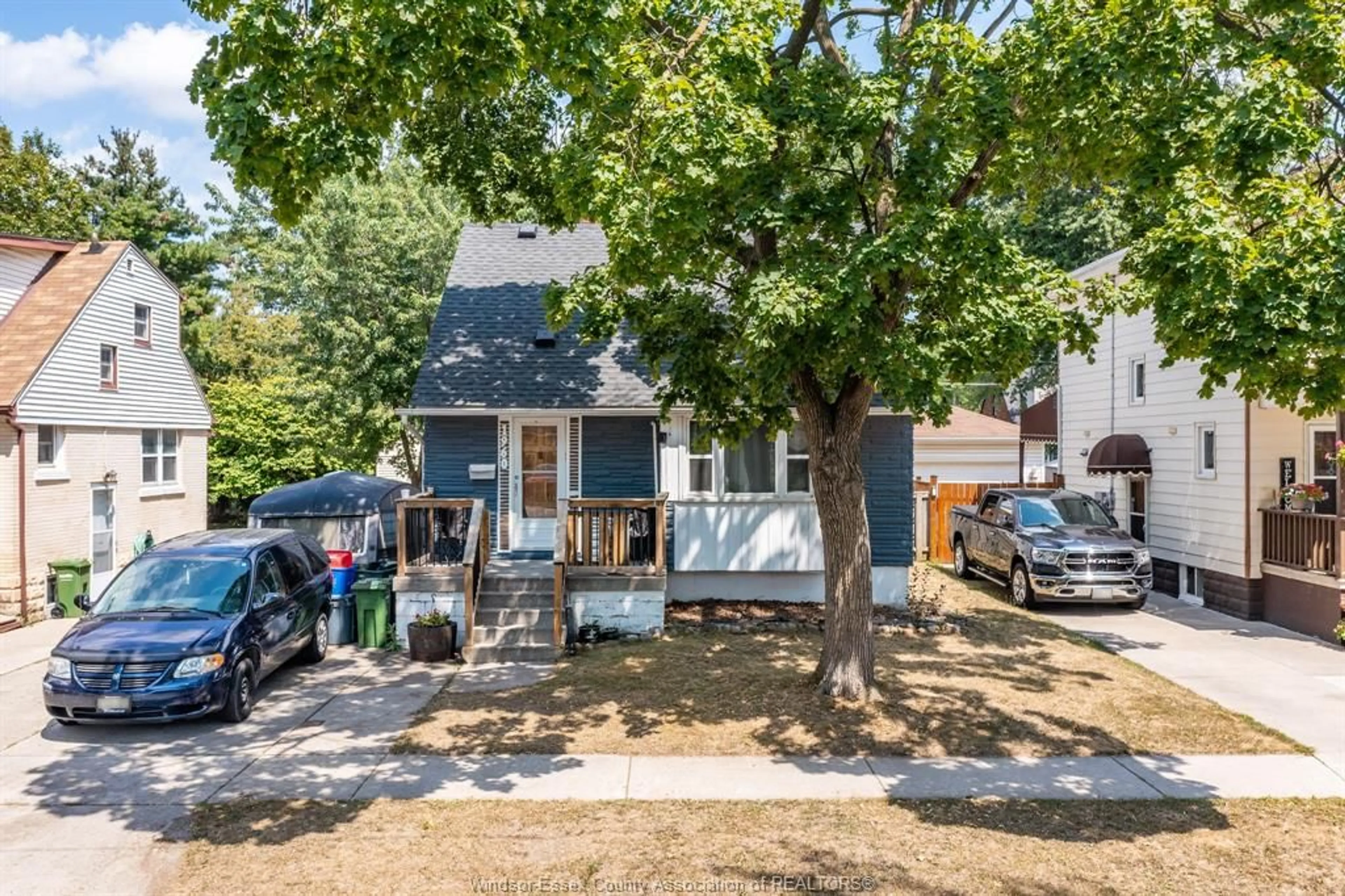 A pic from outside/outdoor area/front of a property/back of a property/a pic from drone, street for 1960 FRANCOIS, Windsor Ontario N8W 4S8