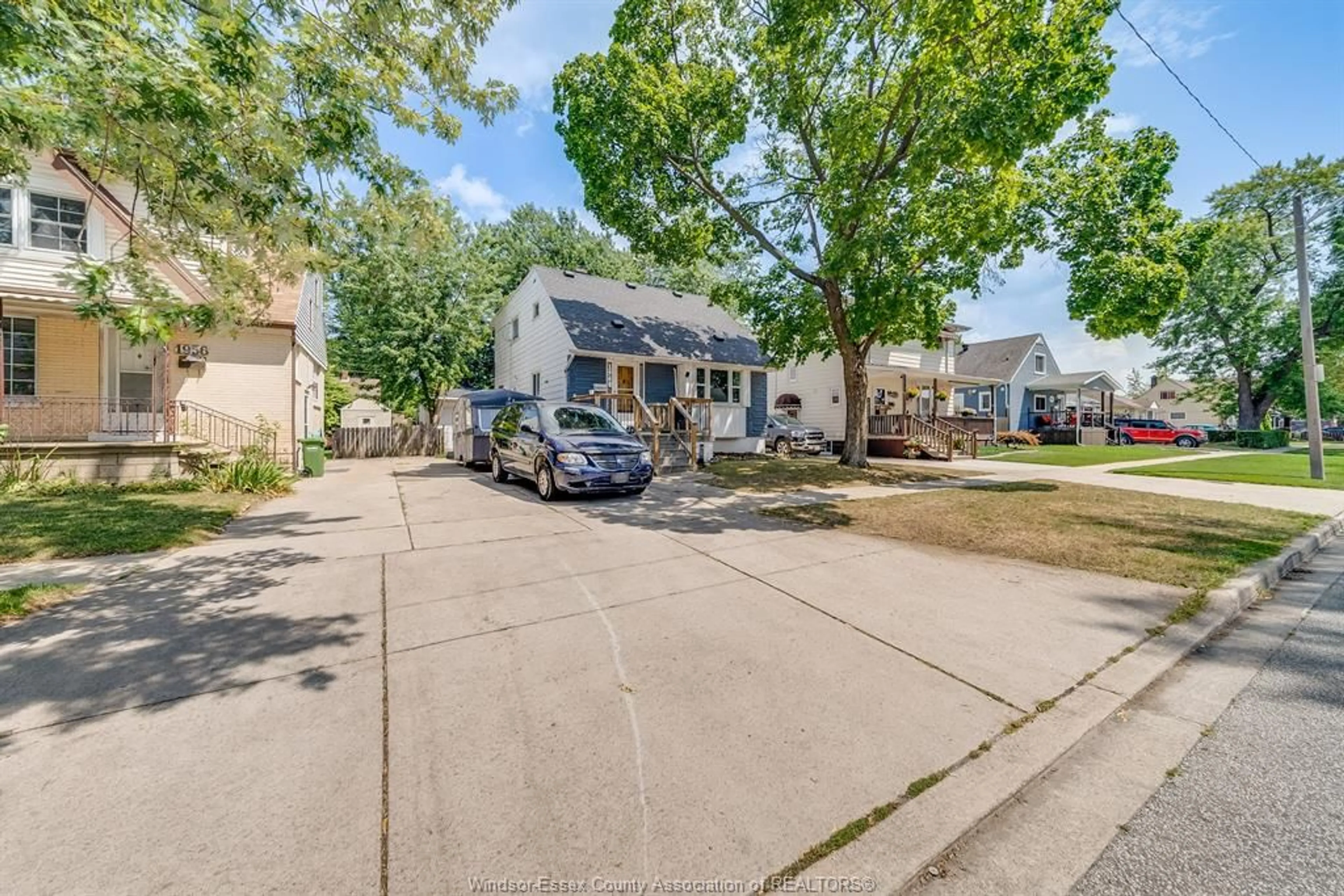 A pic from outside/outdoor area/front of a property/back of a property/a pic from drone, street for 1960 FRANCOIS, Windsor Ontario N8W 4S8