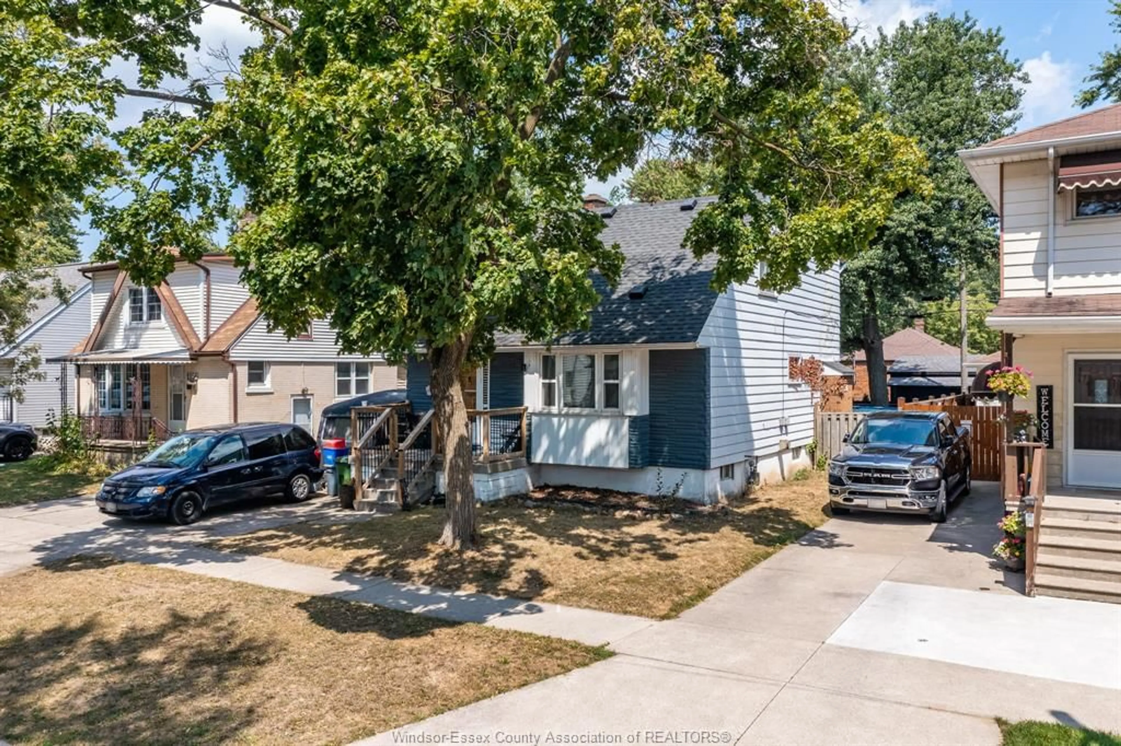 A pic from outside/outdoor area/front of a property/back of a property/a pic from drone, street for 1960 FRANCOIS, Windsor Ontario N8W 4S8