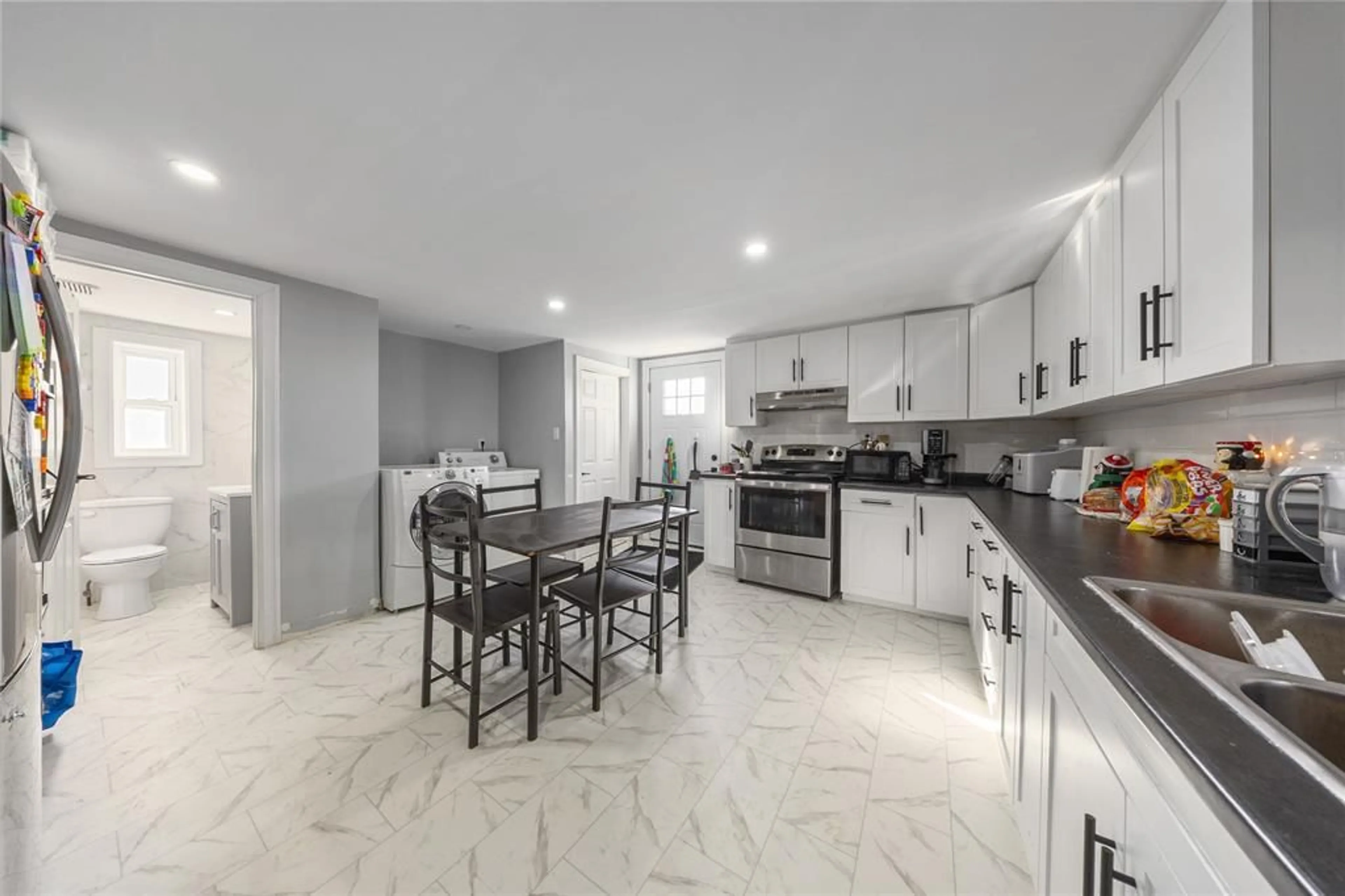 Open concept kitchen, ceramic/tile floor for 2 DANIEL'S Pl, Chatham Ontario N7M 4P5
