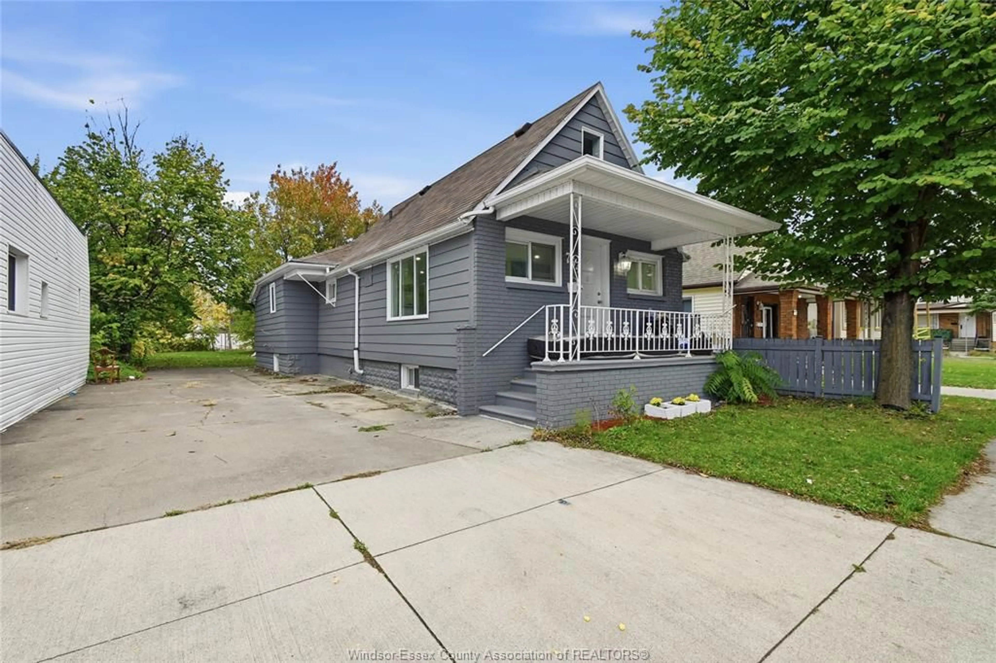 Home with vinyl exterior material, street for 764 PARENT Ave, Windsor Ontario N9A 2C7