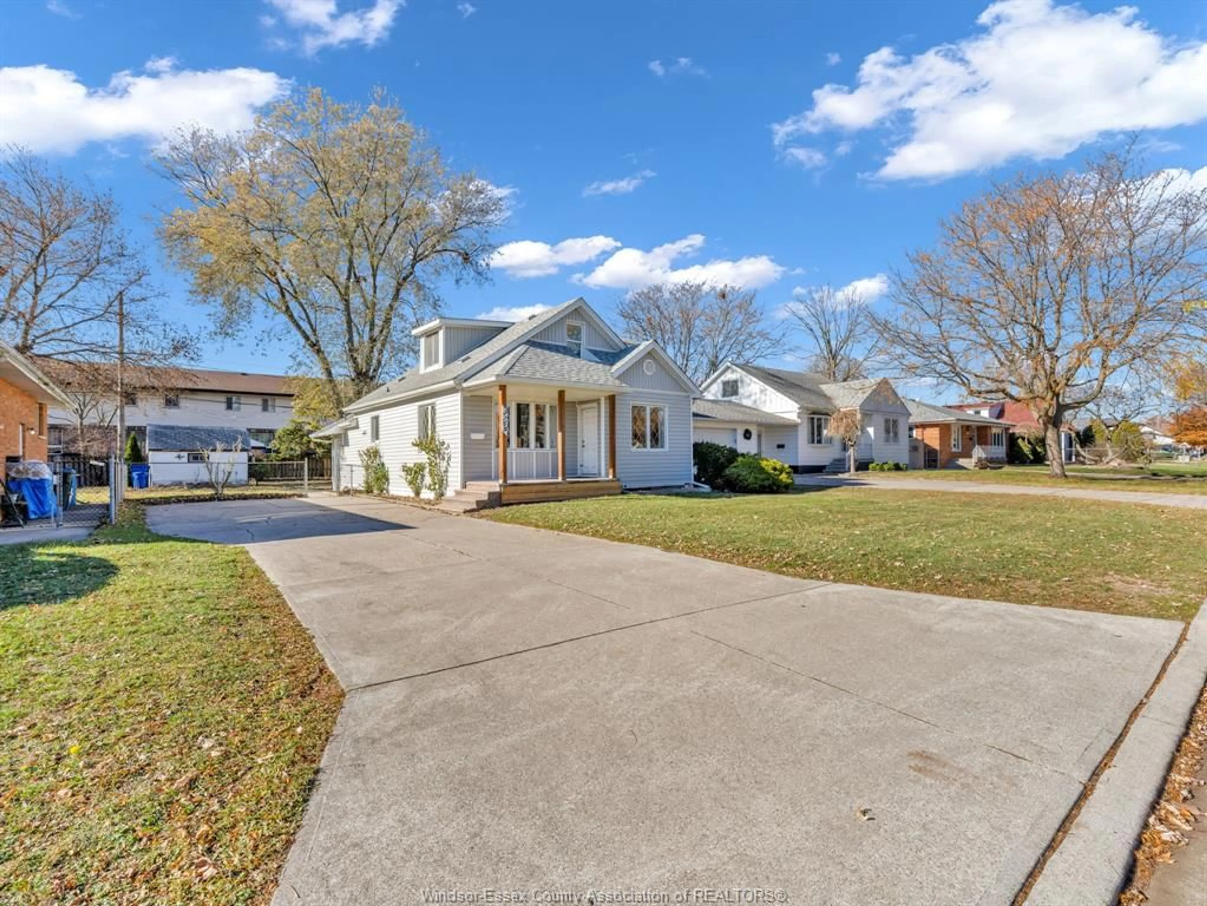 A pic from outside/outdoor area/front of a property/back of a property/a pic from drone, street for 2769 NORMAN Rd, Windsor Ontario N8T 1T2