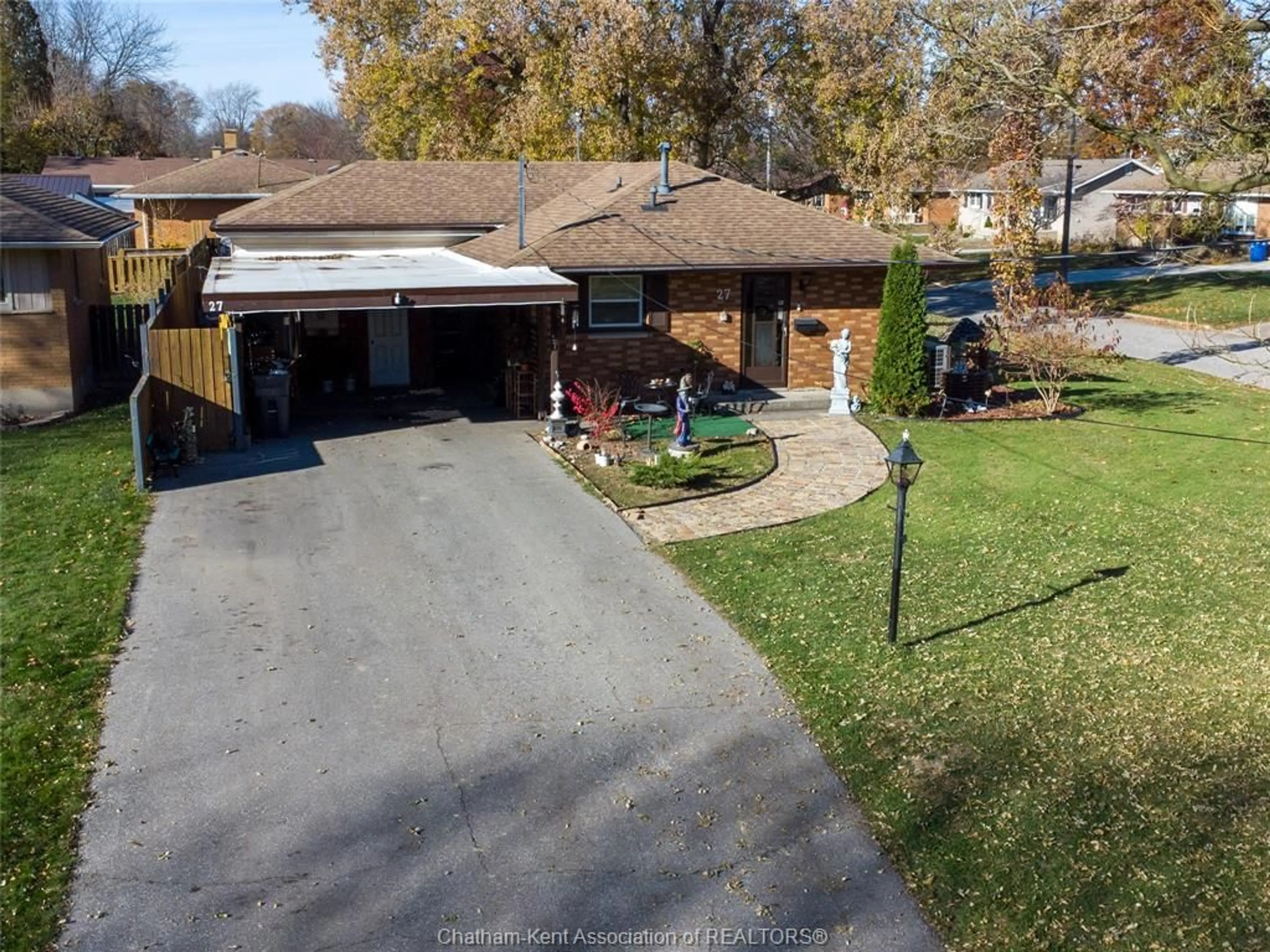 A pic from outside/outdoor area/front of a property/back of a property/a pic from drone, street for 27 Hillcrest Ave, Chatham Ontario N7M 4E9