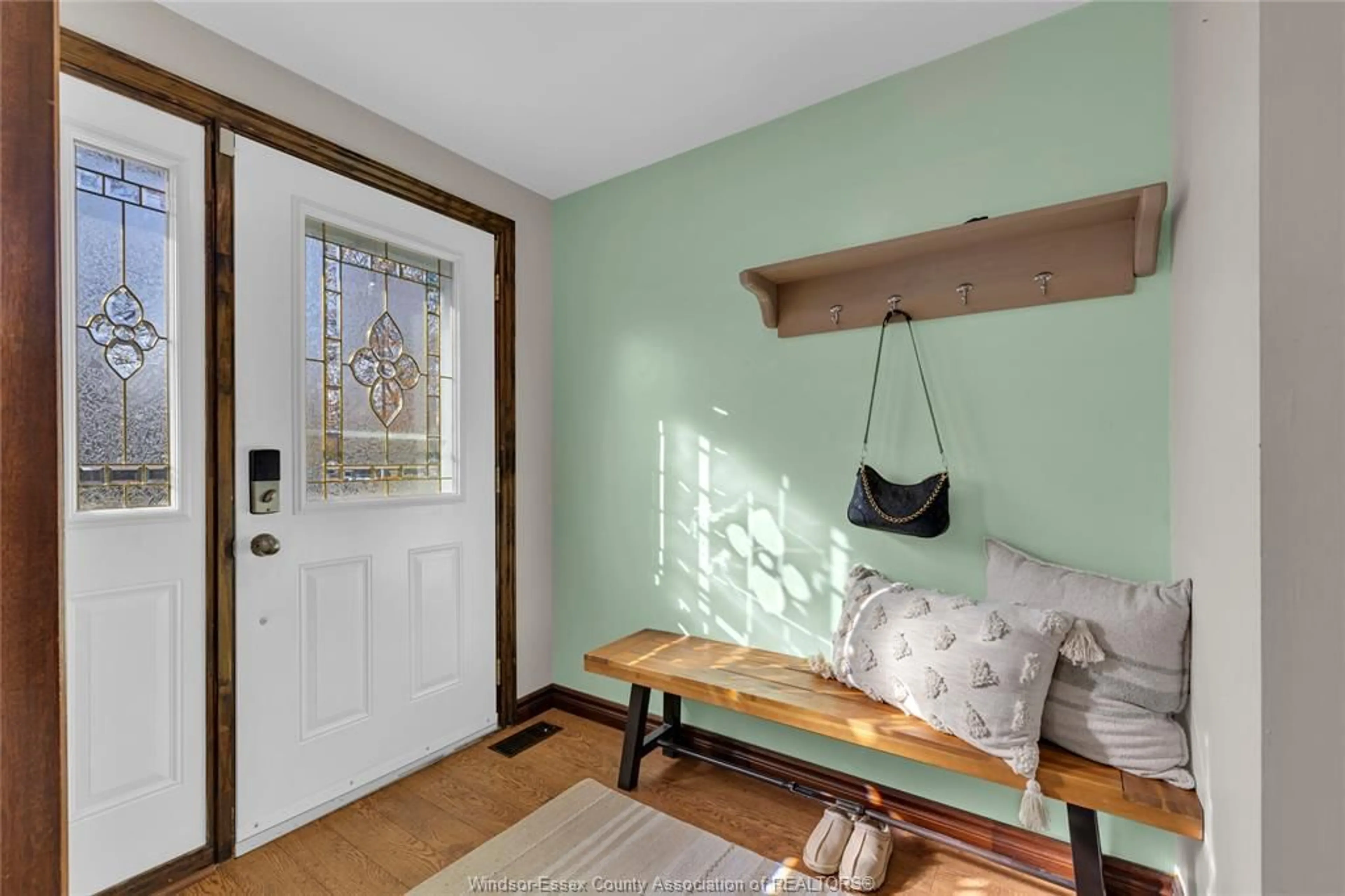 Indoor entryway for 9918 Asgard Rd, Windsor Ontario N8R 1E2