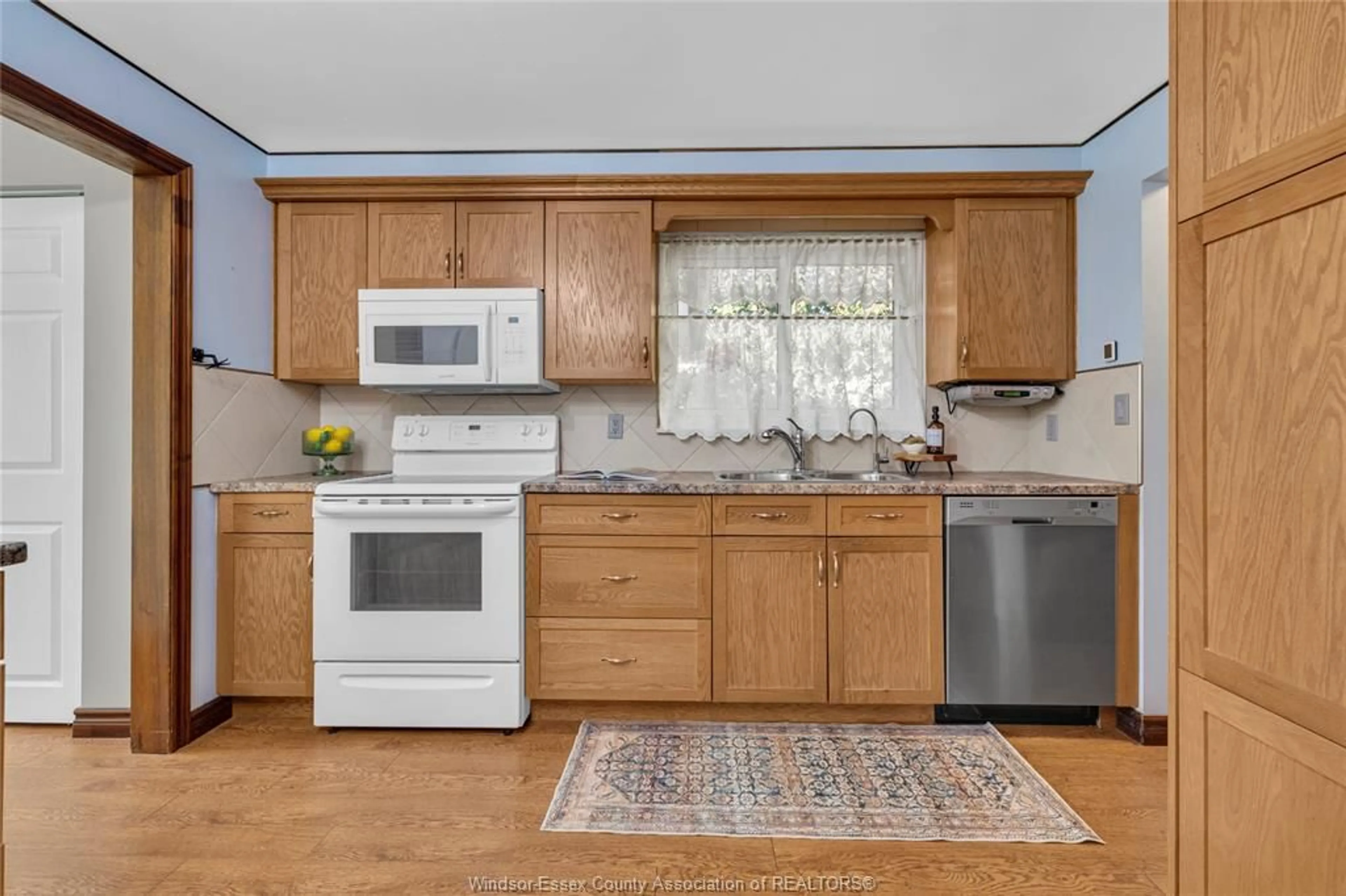 Standard kitchen, unknown for 9918 Asgard Rd, Windsor Ontario N8R 1E2