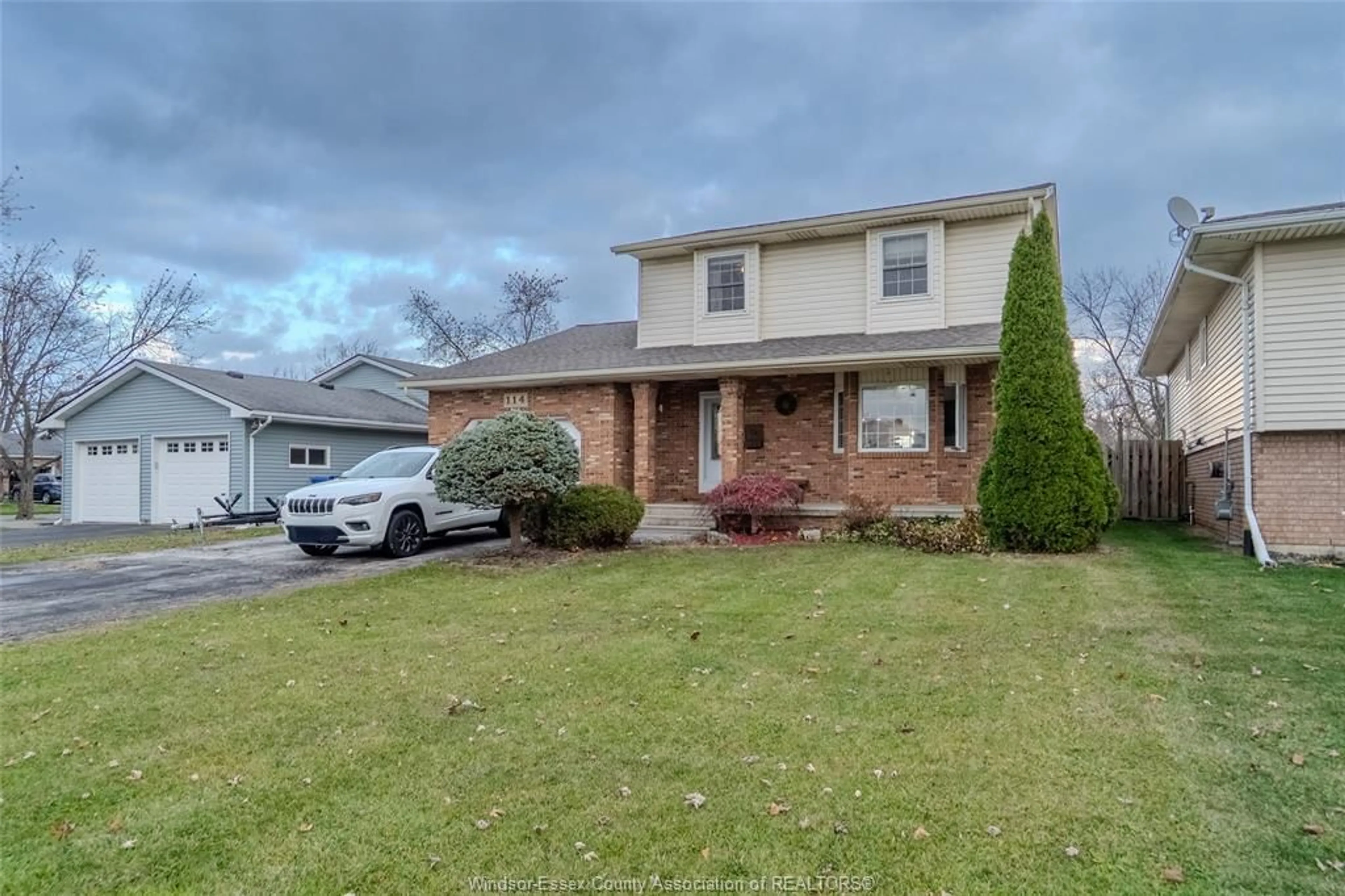 Unknown for 114 Kingsway, Essex Ontario N8M 3C2