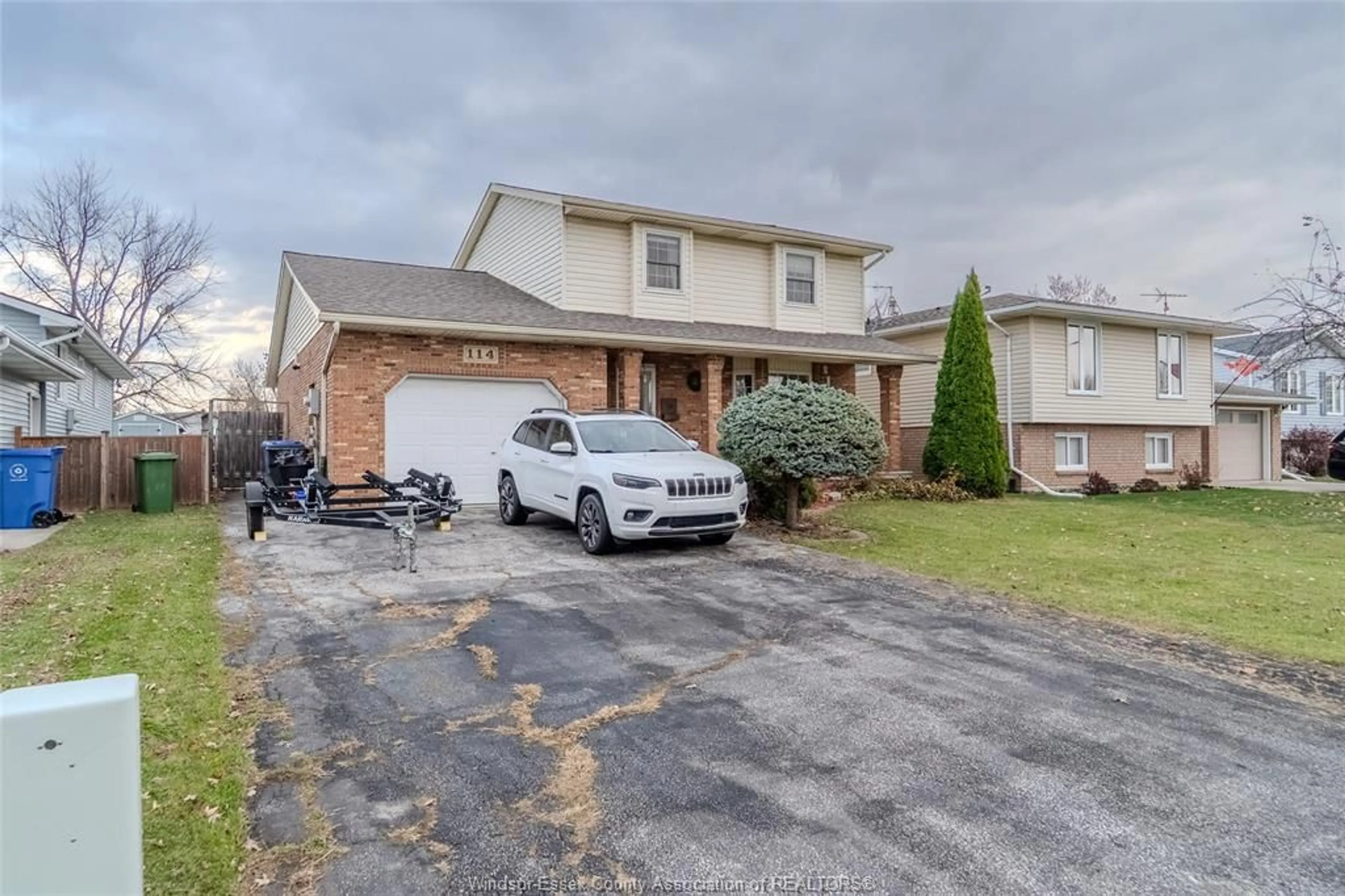 A pic from outside/outdoor area/front of a property/back of a property/a pic from drone, street for 114 Kingsway, Essex Ontario N8M 3C2