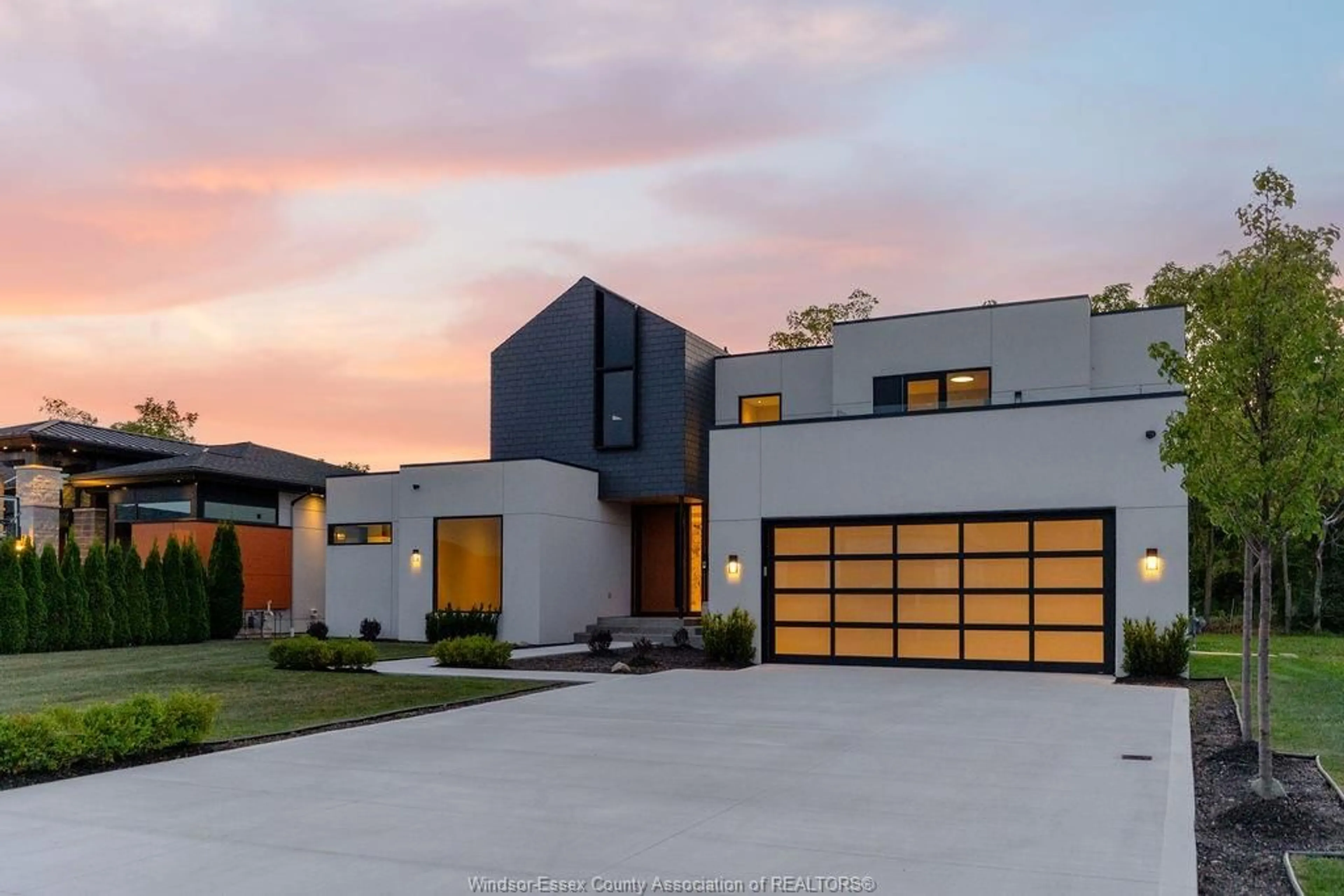 Home with brick exterior material, street for 152 GRANDVIEW Ave, Kingsville Ontario N9Y 0C8