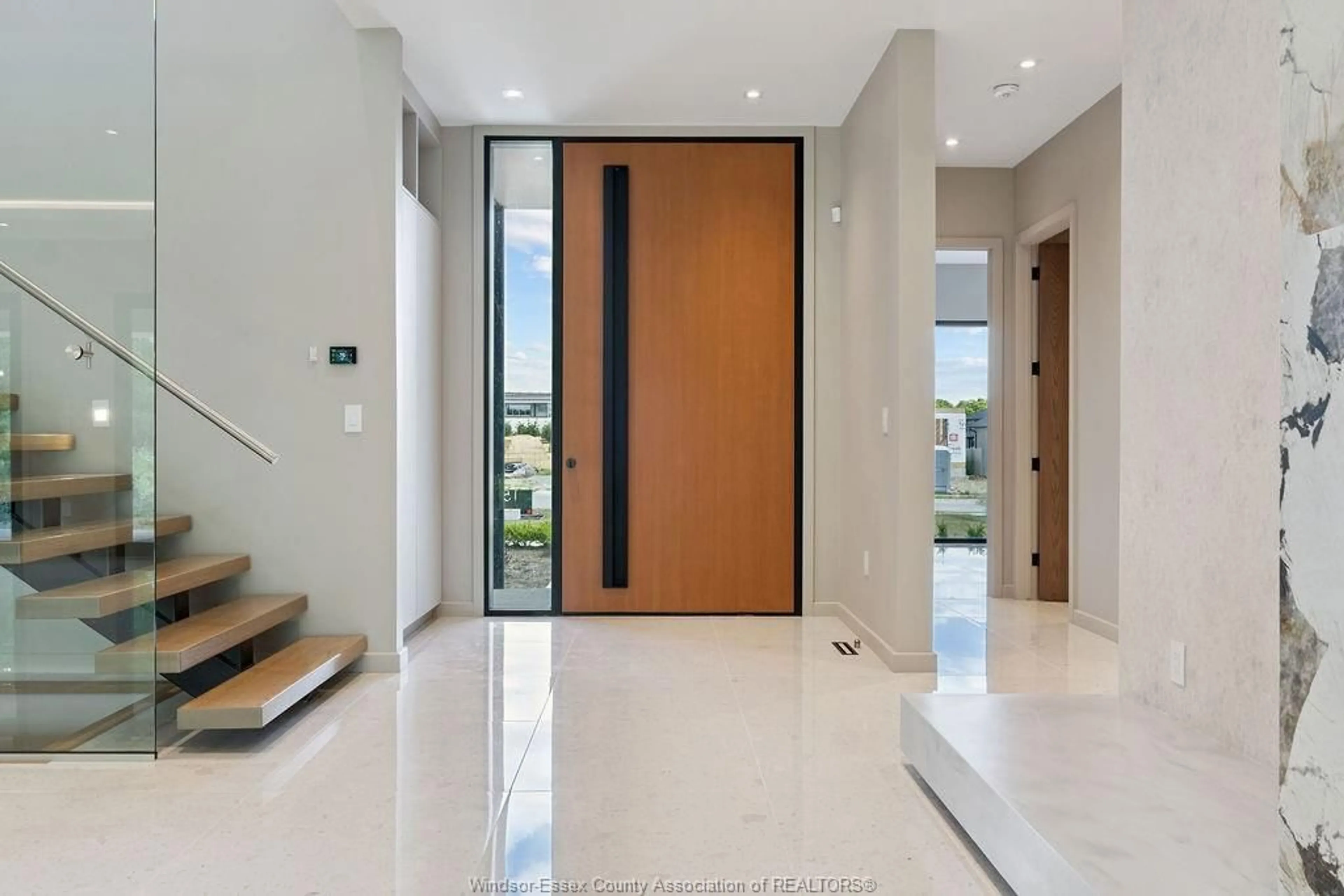 Indoor foyer for 152 GRANDVIEW Ave, Kingsville Ontario N9Y 0C8