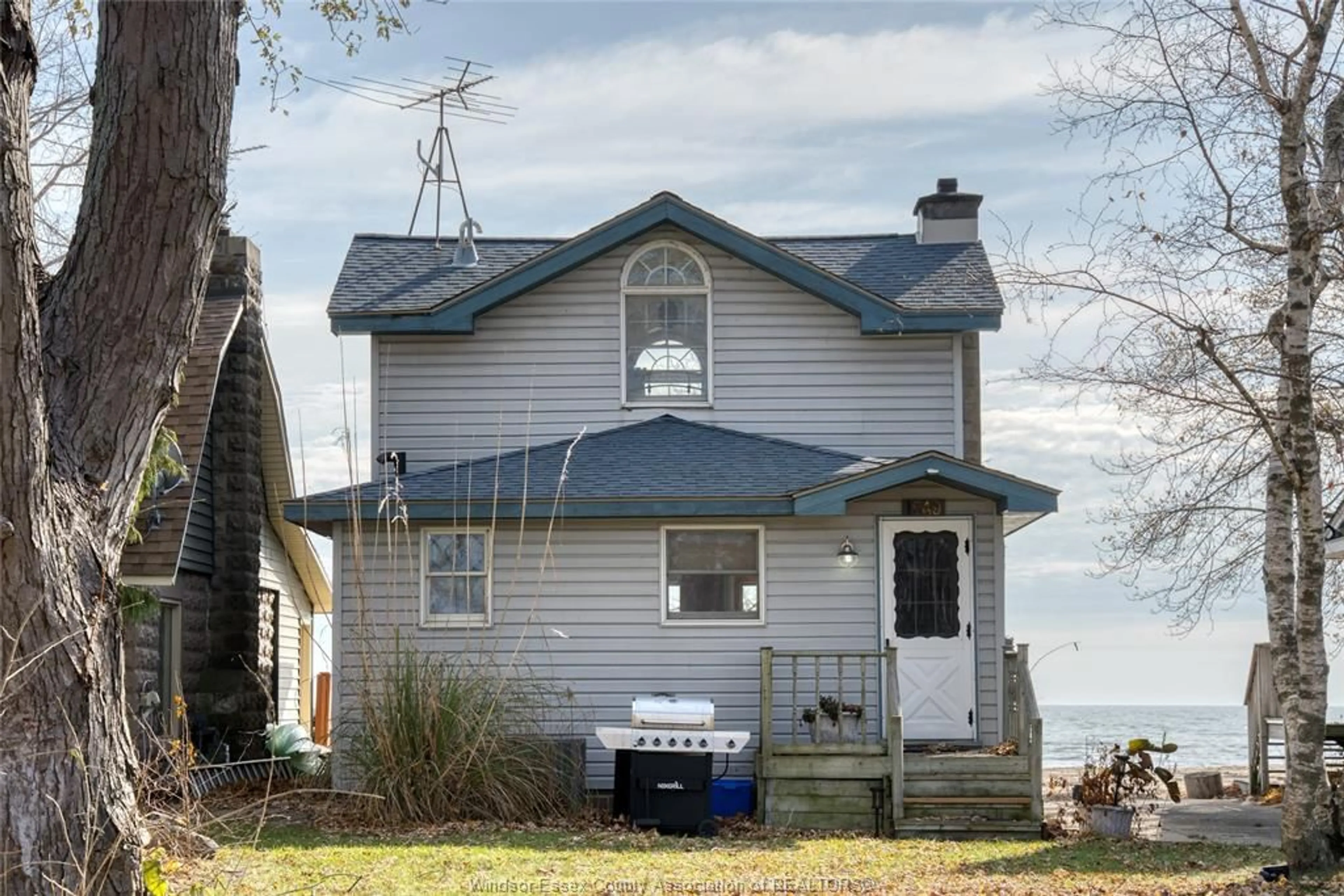 Home with vinyl exterior material, street for 1049 HERITAGE Rd, Kingsville Ontario N9Y 2E6