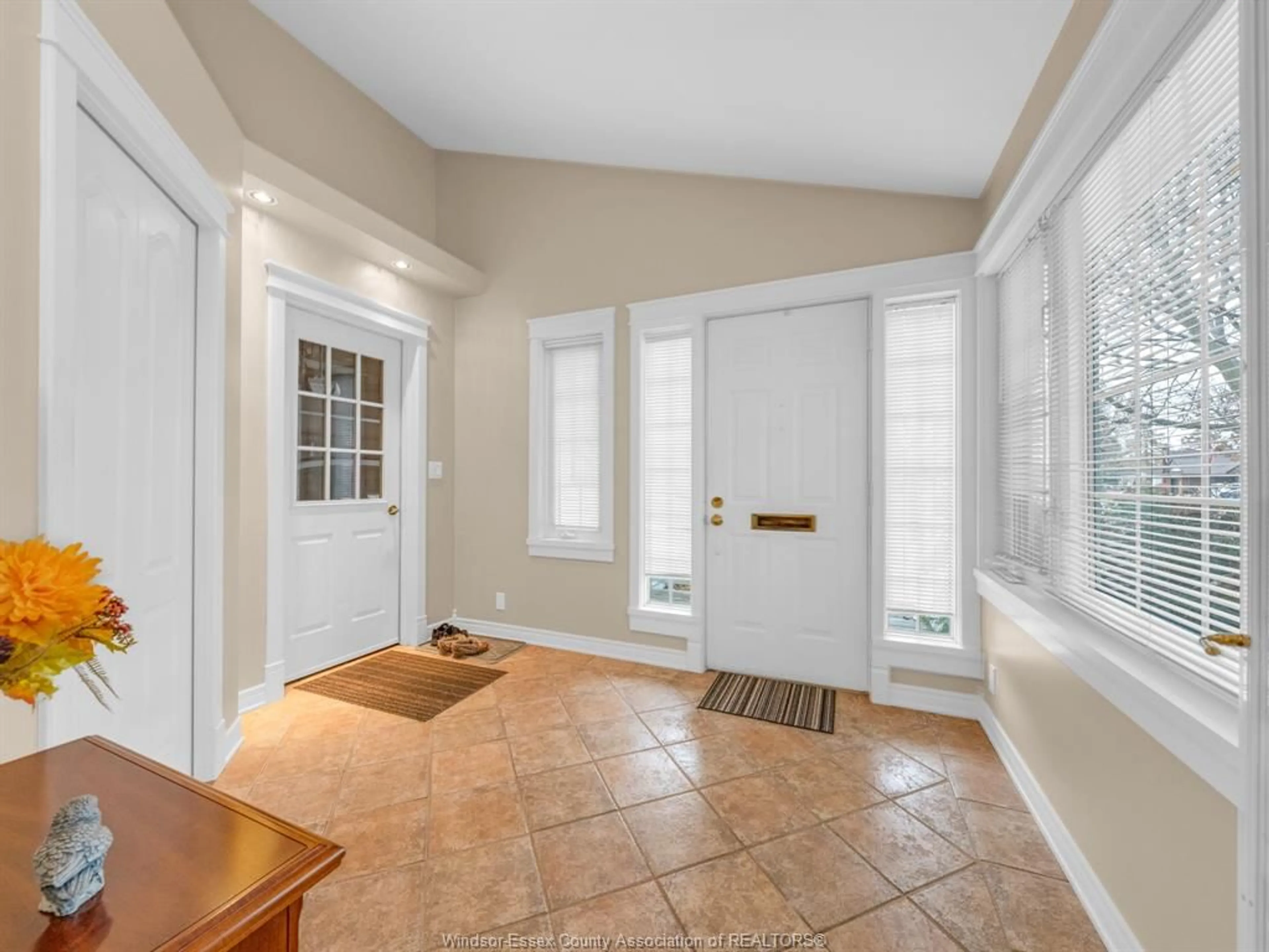 Indoor entryway for 1 Eastern Ave, Leamington Ontario N8H 4X8