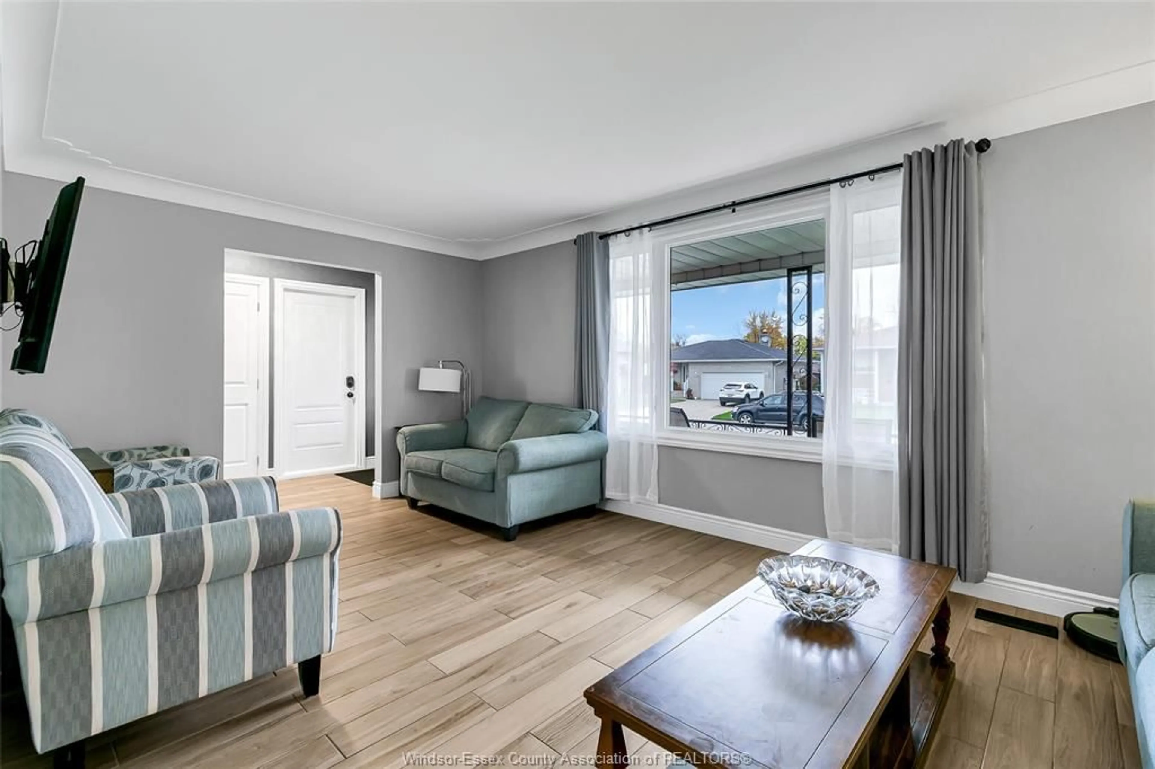 Living room with furniture, wood/laminate floor for 2981 PRINCESS Ave, Windsor Ontario N8T 3G2